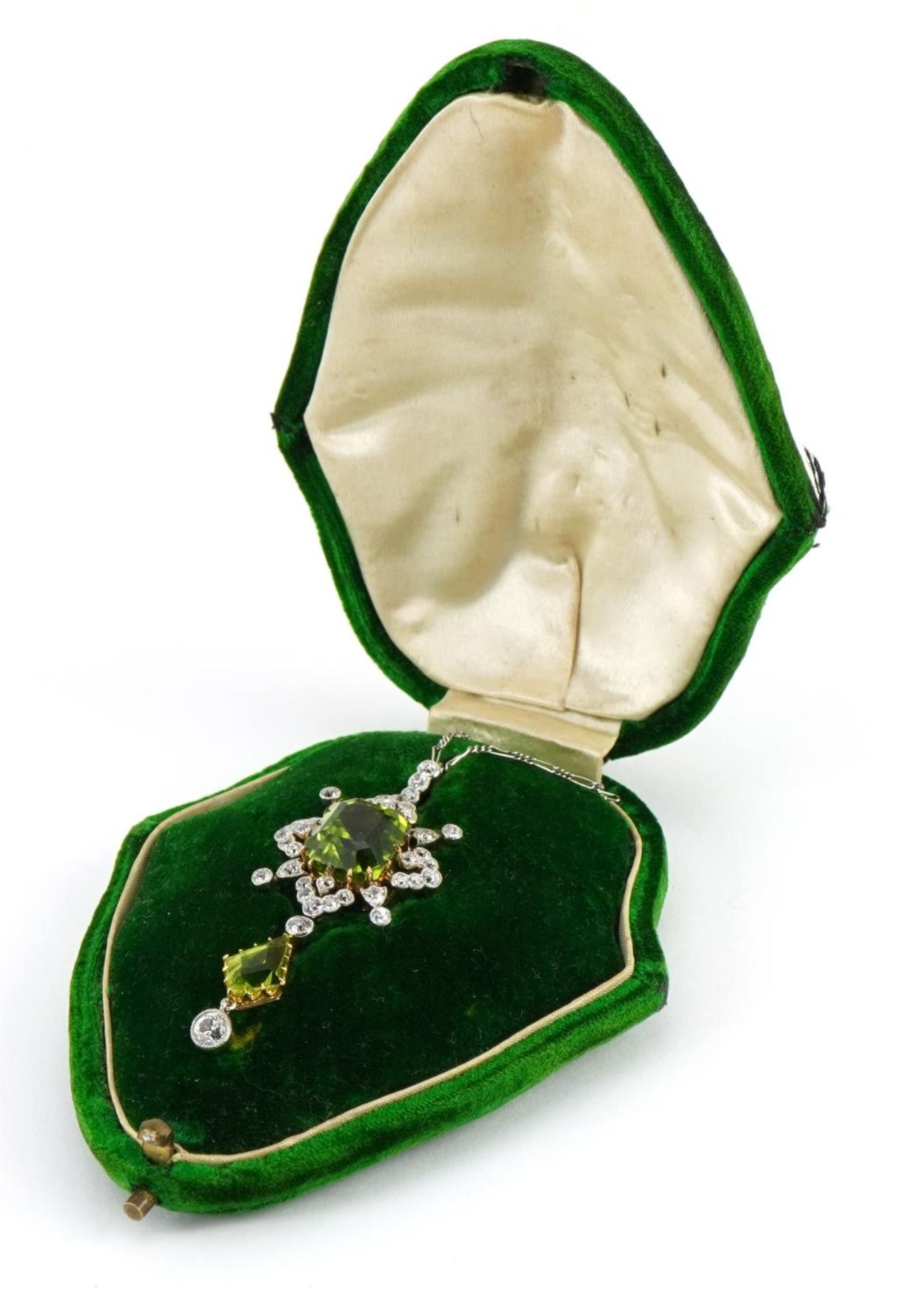 Antique unmarked gold green stone and diamond cluster drop pendant on white metal Figaro link - Bild 6 aus 7