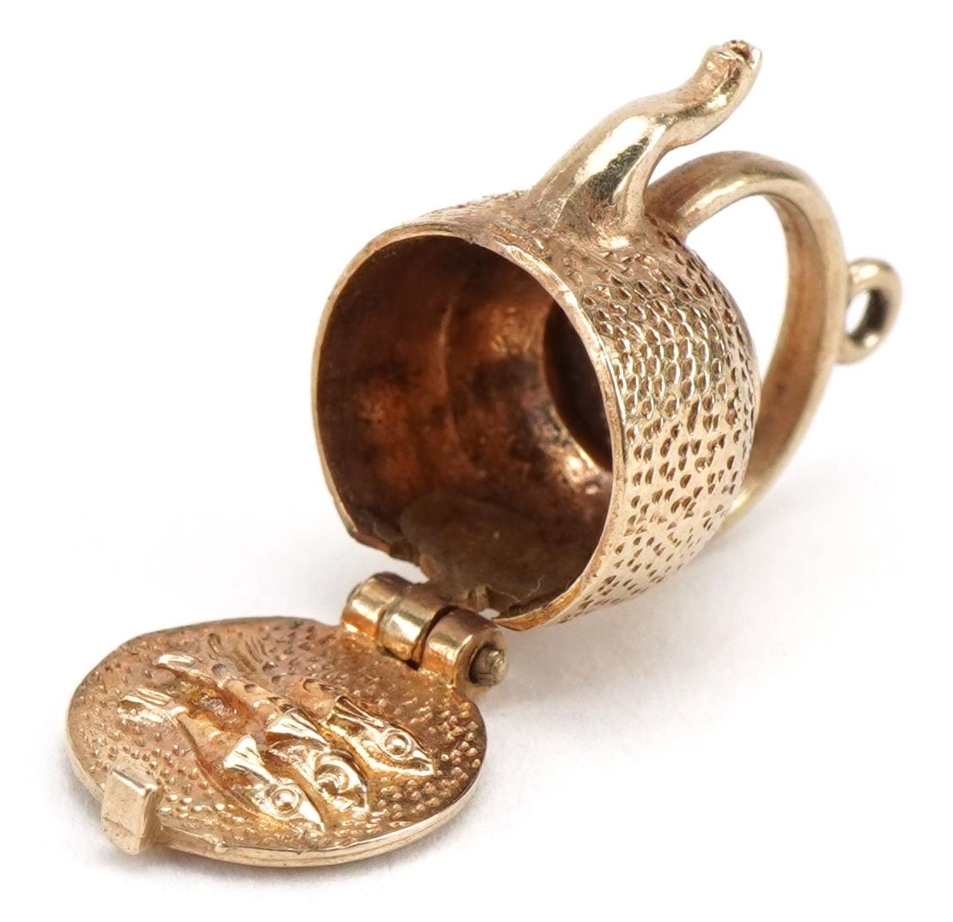 9ct gold kettle charm opening to reveal three fish, 1.8cm high, 3.8g : For further information on - Bild 2 aus 4