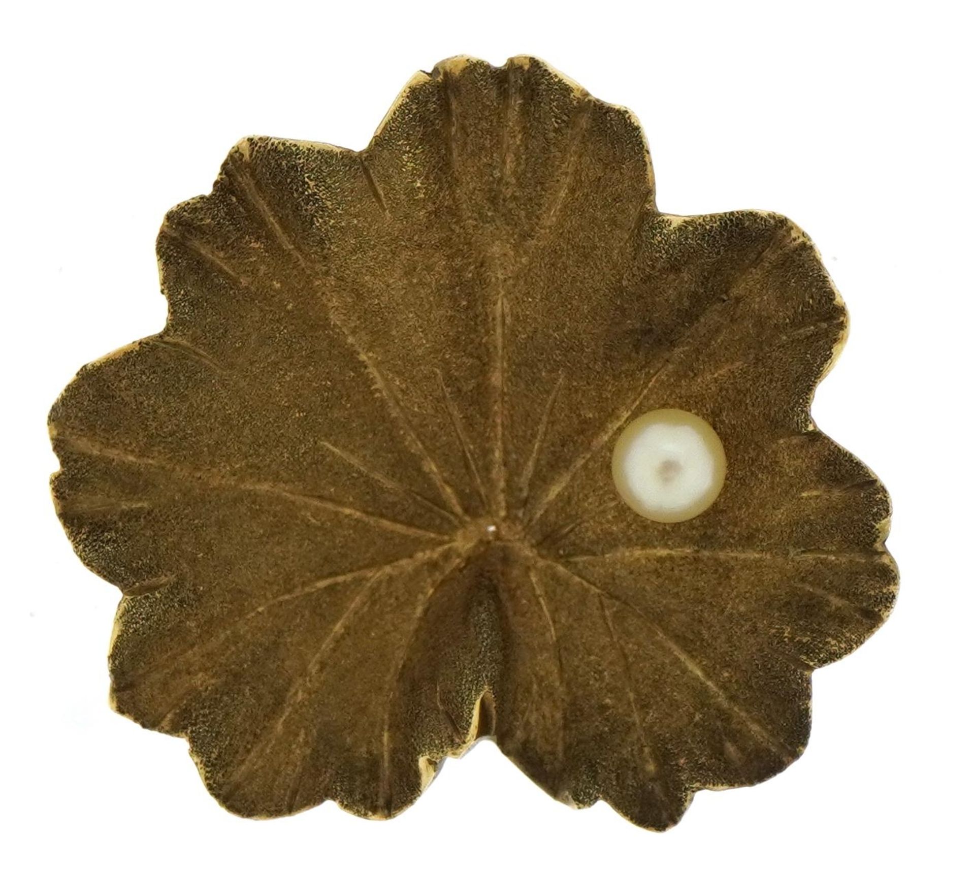 9ct gold lily pad brooch set with a pearl, 2.4cm high, 3.8g : For further information on this lot