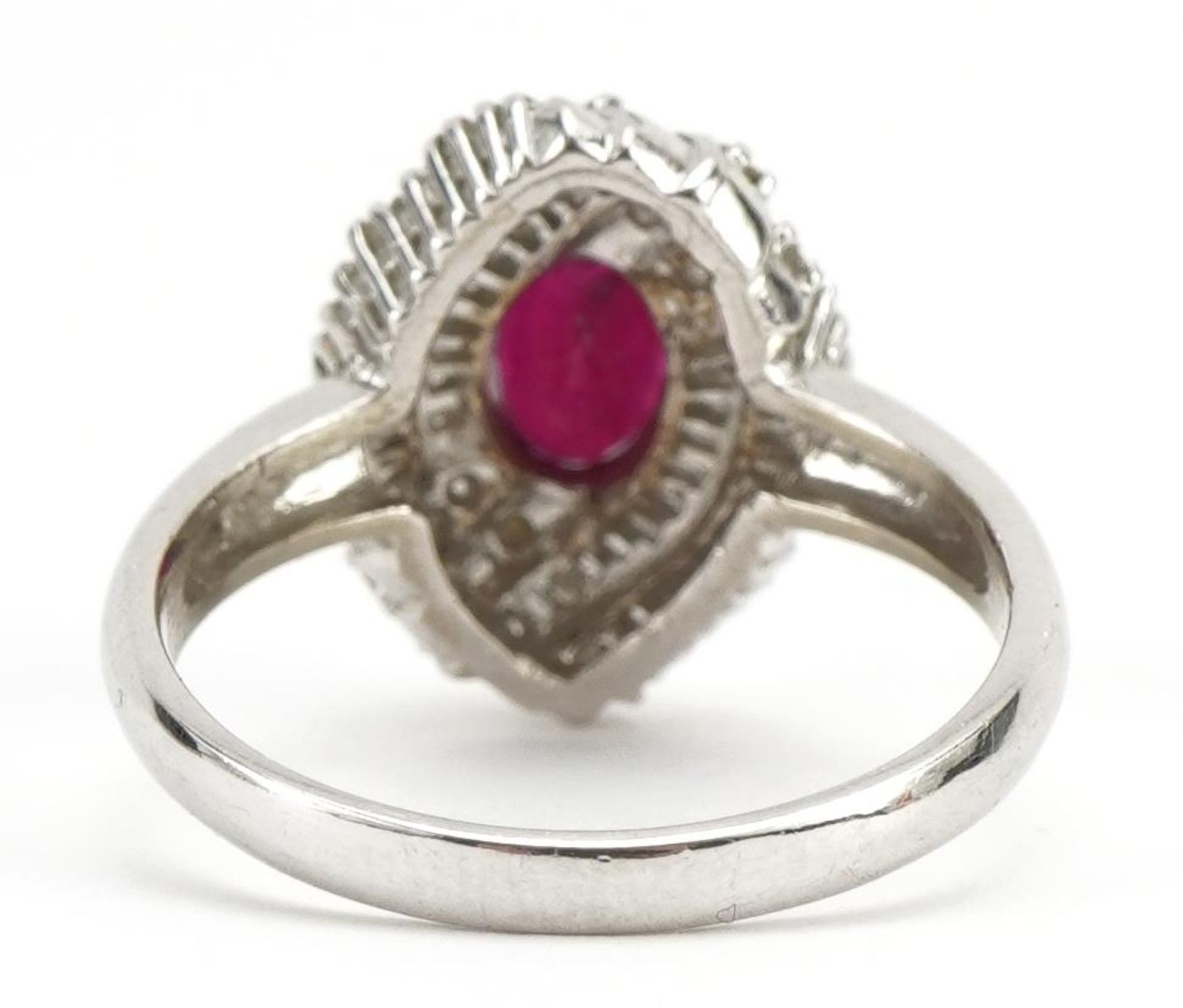 14k white gold ruby and diamond cluster ring, the ruby approximately 6.8mm x 4.7mm, size N, 3.8g : - Bild 2 aus 4