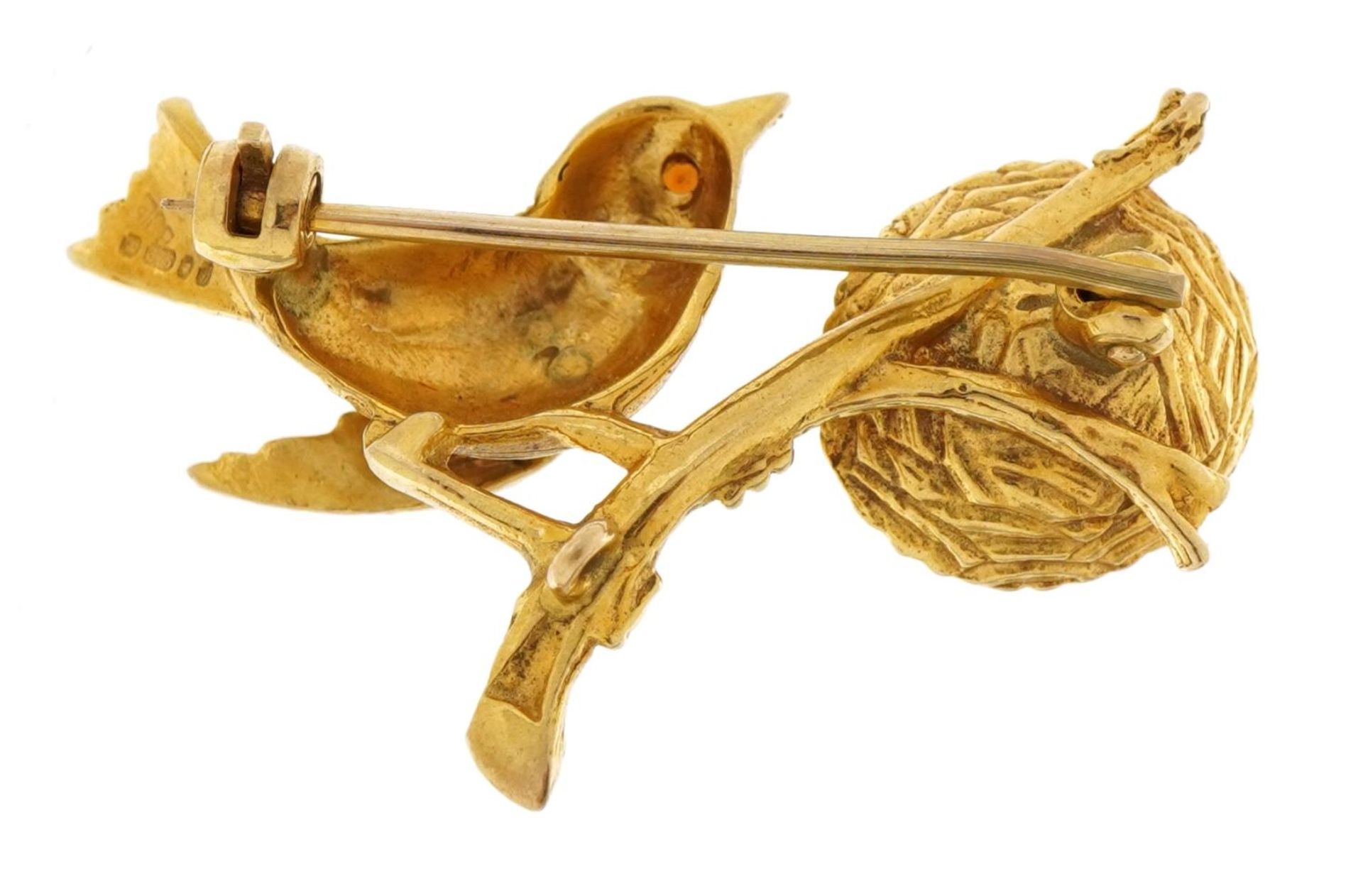 9ct gold bird and nest brooch with two pearl eggs and a red stone eye, 3.3cm wide, 5.0g : For - Bild 2 aus 2