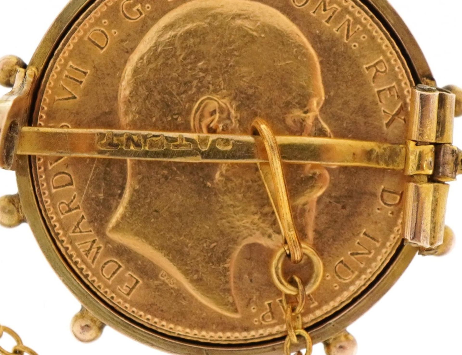 Edward VII 1910 gold sovereign housed in a 9ct gold brooch mount with safety chain, 2.7cm in - Bild 3 aus 3