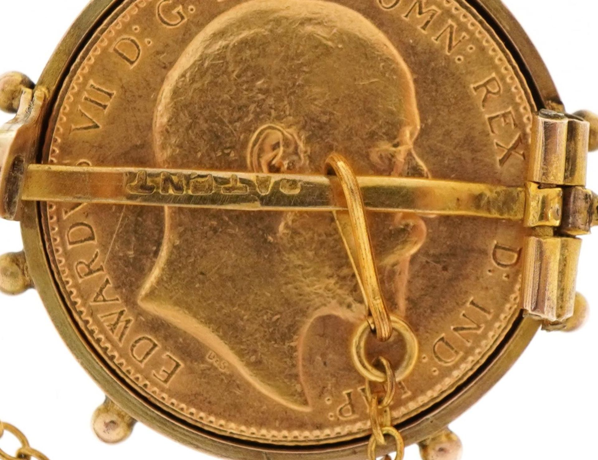 Edward VII 1910 gold sovereign housed in a 9ct gold brooch mount with safety chain, 2.7cm in - Image 3 of 3