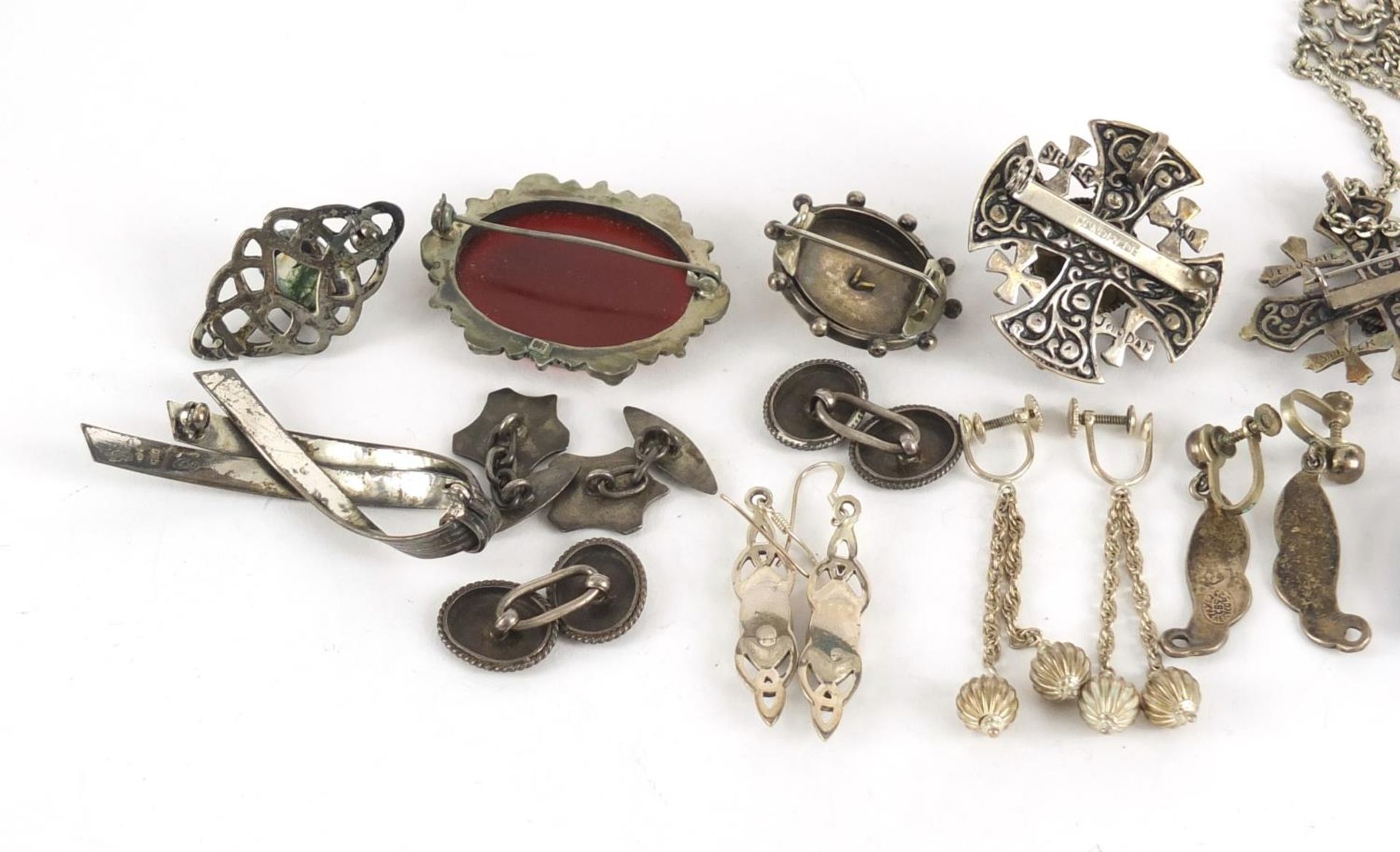 Silver and white metal jewellery housed in a Victorian tooled leather box, including brooches, rings - Image 6 of 10