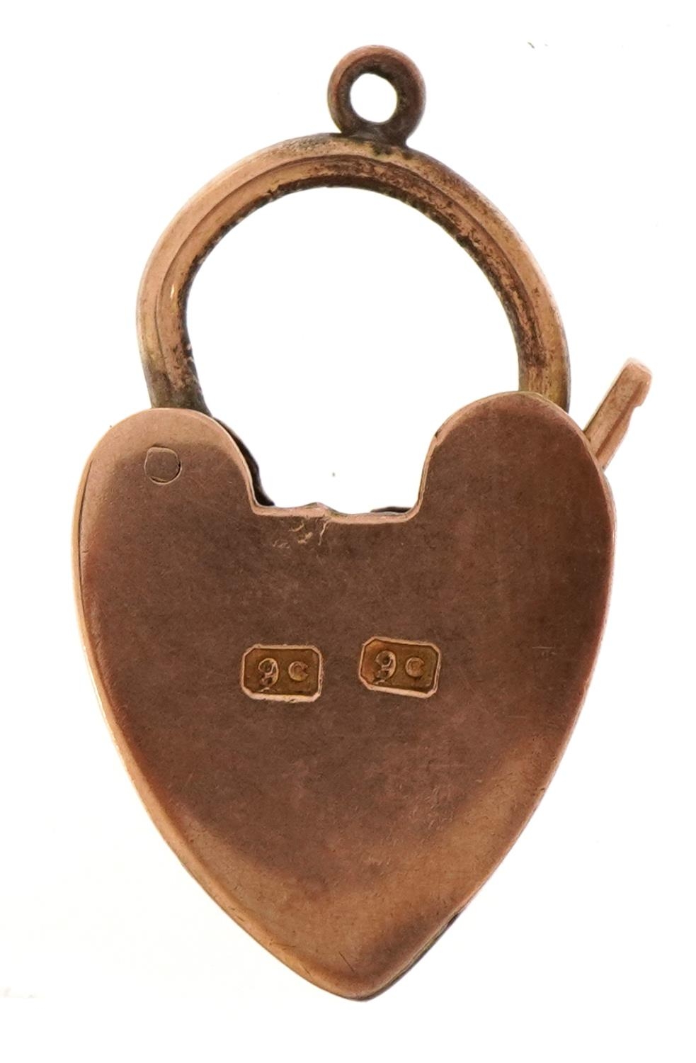 Large 9ct gold love heart padlock, 2.8cm high, 4.0g : For further information on this lot please - Image 2 of 3