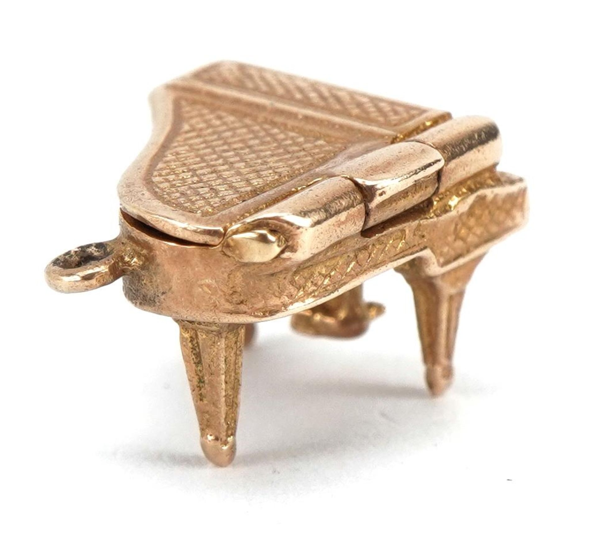 9ct gold opening grand piano charm, 2.0cm high when open, 3.6g : For further information on this lot - Bild 3 aus 4