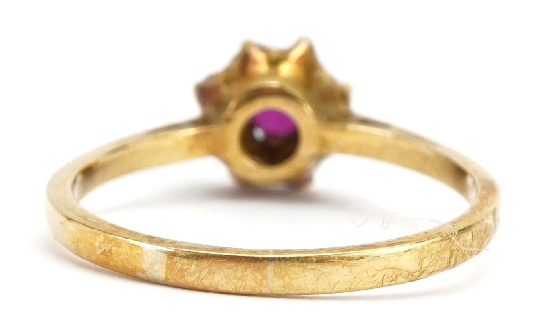 18ct gold ruby and diamond flower head ring, size O/P, 2.7g : For further information on this lot - Bild 2 aus 4