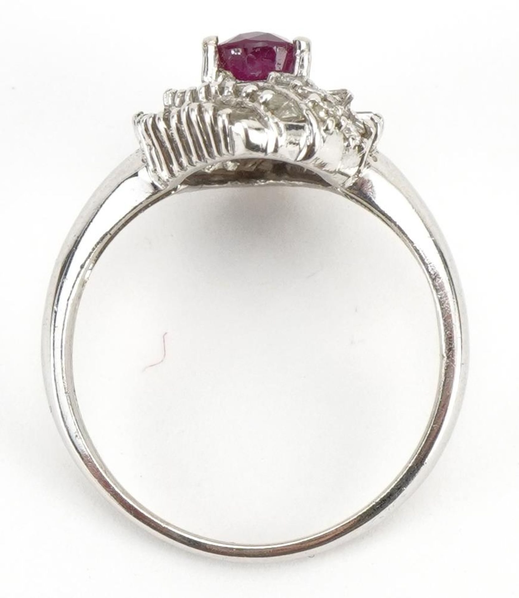 14k white gold ruby and diamond cluster ring, the ruby approximately 6.8mm x 4.7mm, size N, 3.8g : - Bild 3 aus 4