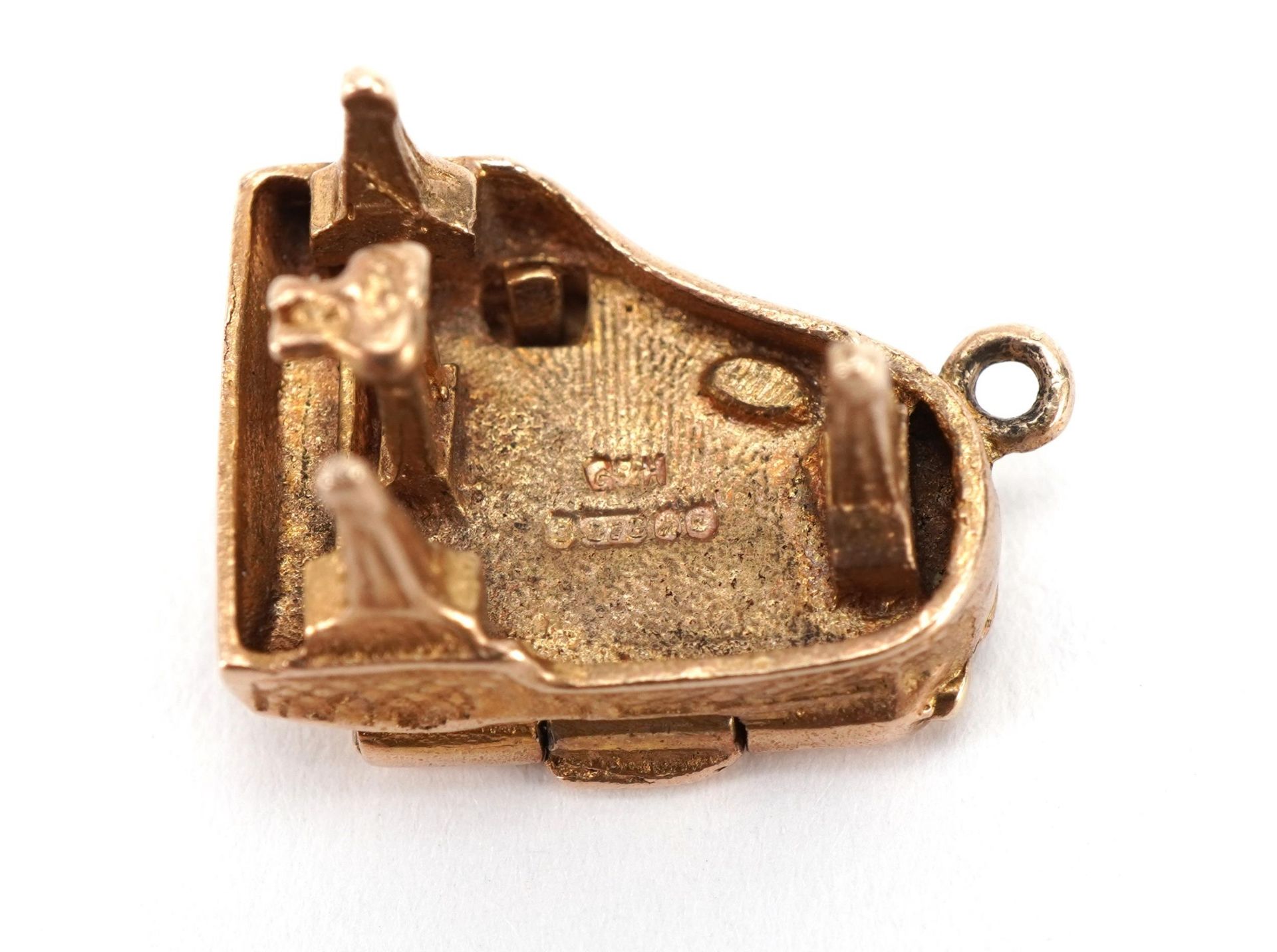 9ct gold opening grand piano charm, 2.0cm high when open, 3.6g : For further information on this lot - Image 4 of 4