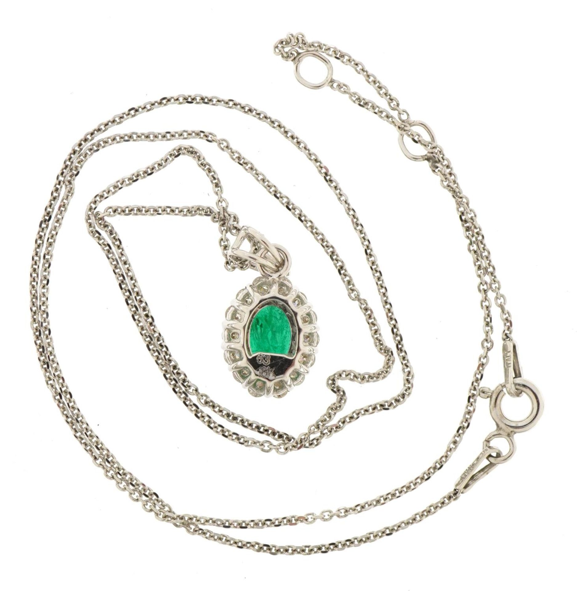 18ct white gold emerald and diamond cluster pendant on silver Belcher link necklace, total emerald - Bild 3 aus 5