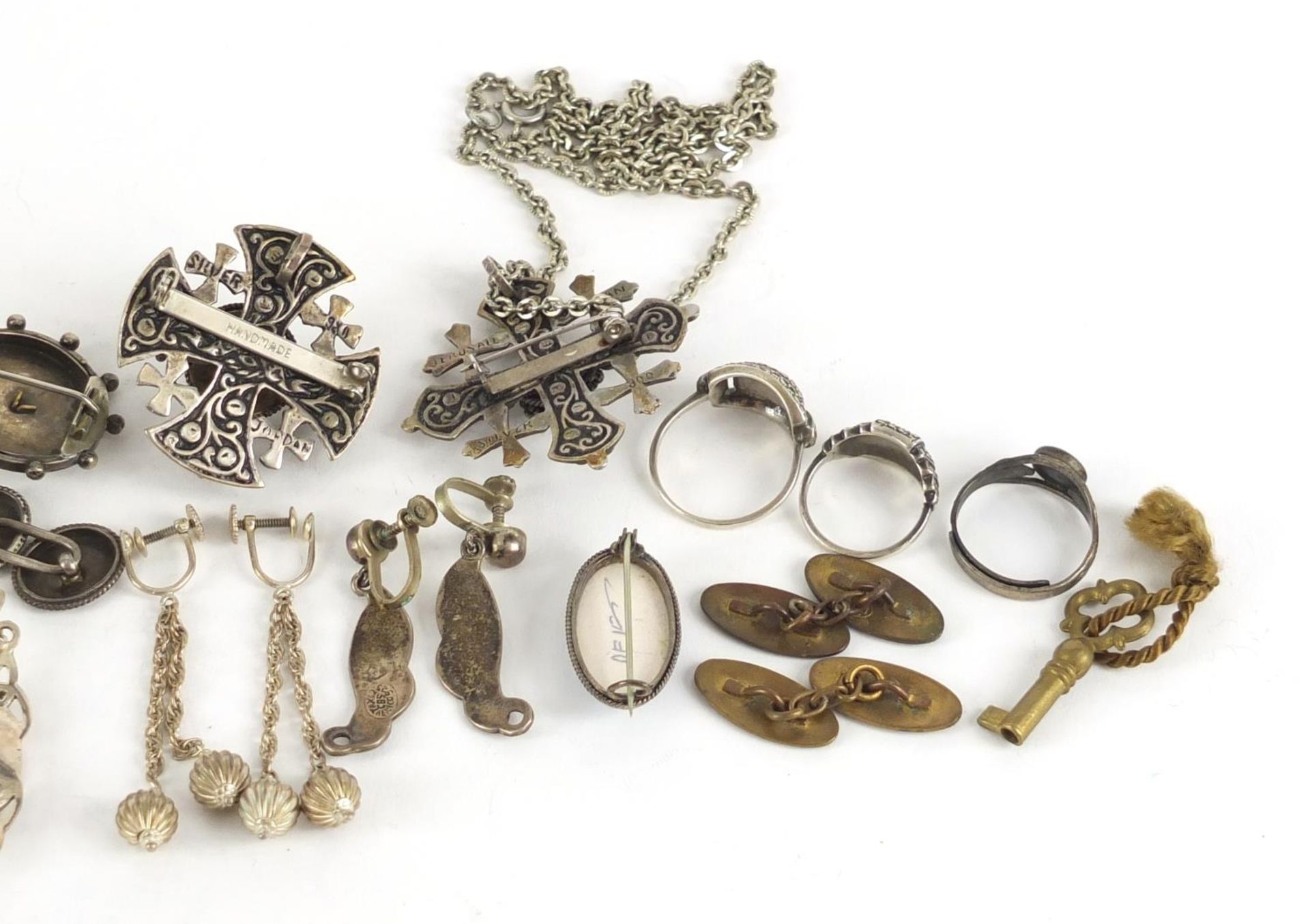 Silver and white metal jewellery housed in a Victorian tooled leather box, including brooches, rings - Image 7 of 10