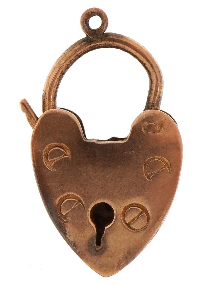 Large 9ct gold love heart padlock, 2.8cm high, 4.0g : For further information on this lot please