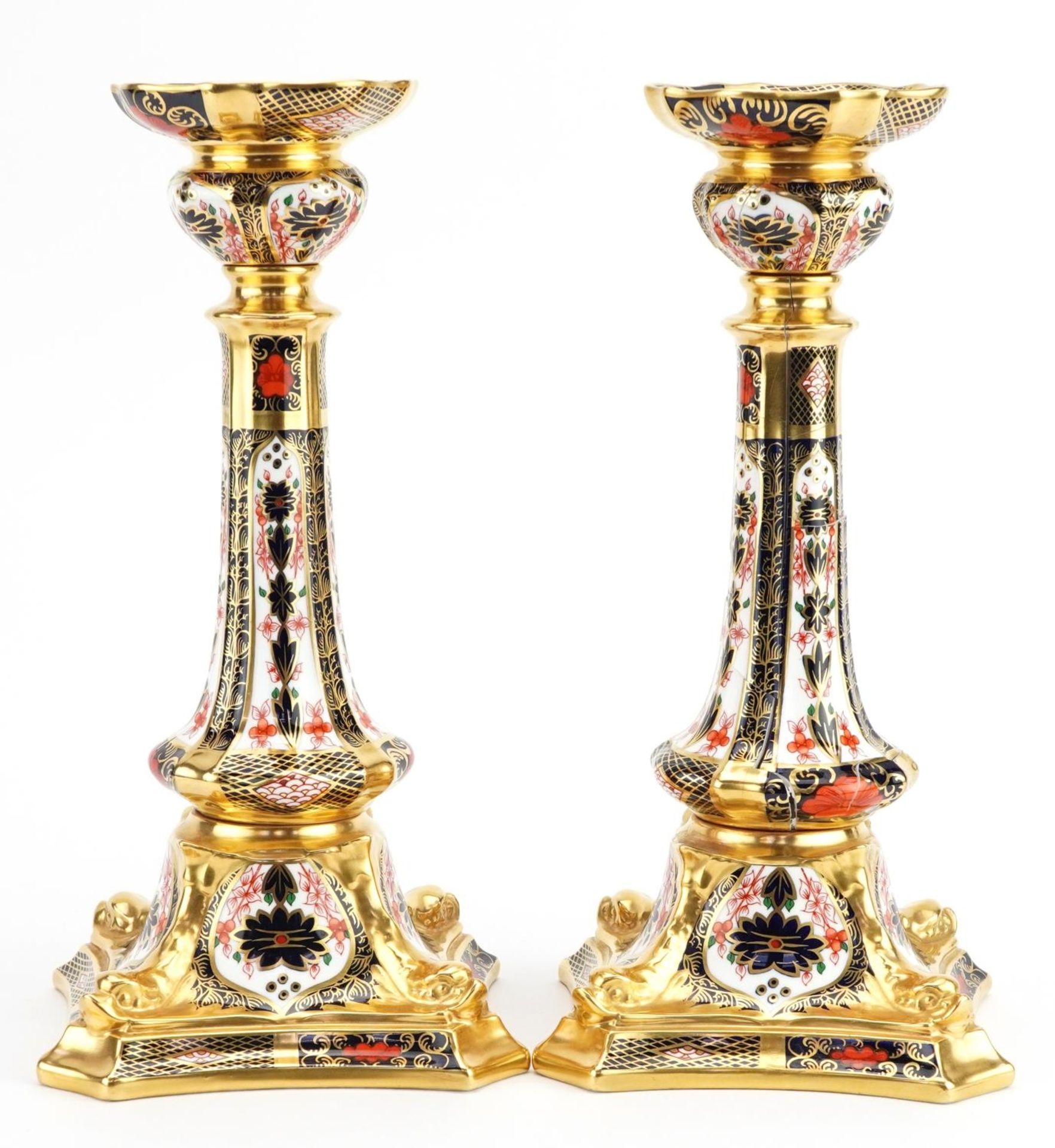 Pair of Royal Crown Derby Old Imari pattern candlesticks numbered 1128, each 27cm high : For further - Bild 2 aus 4