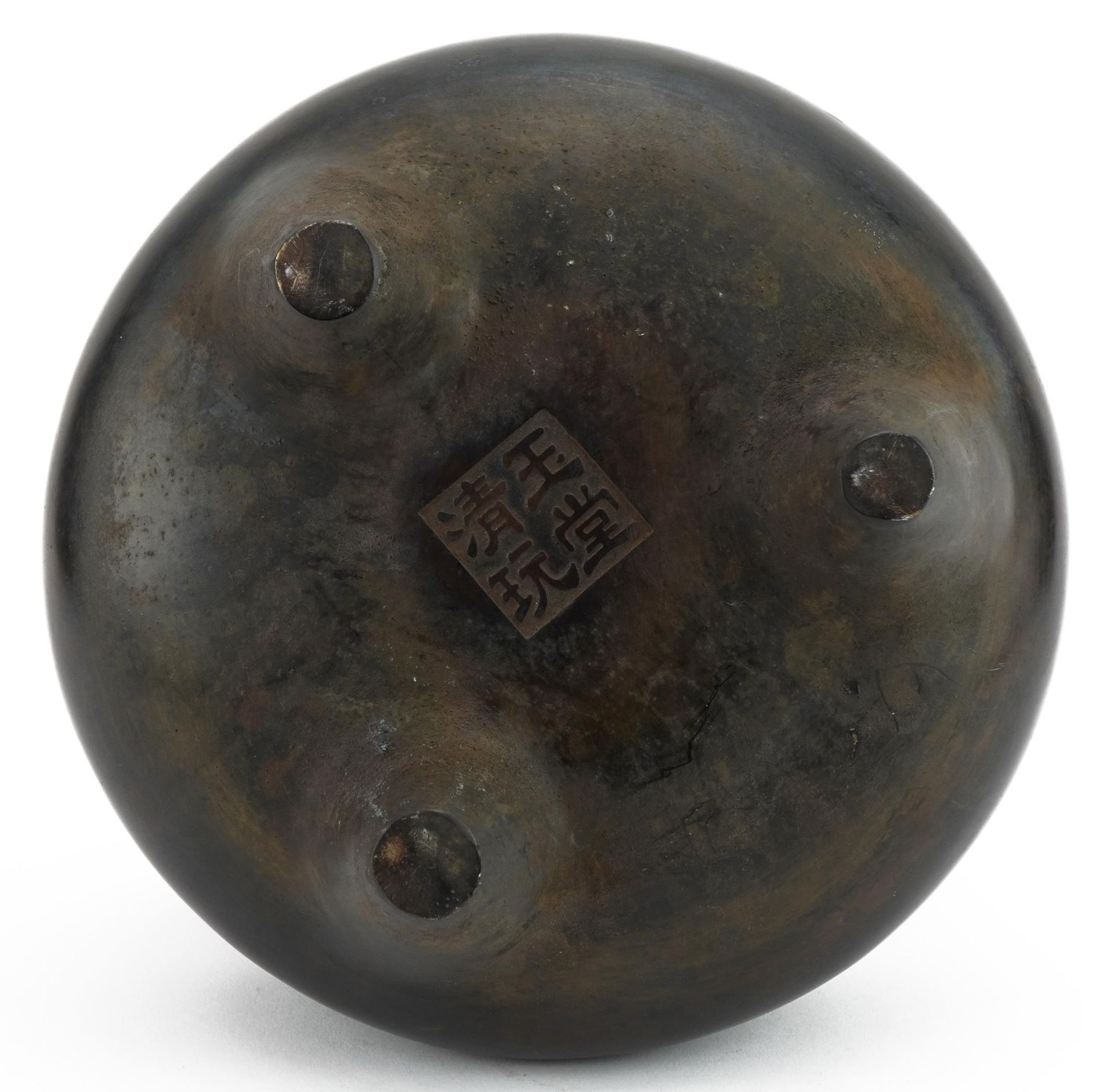 Large Chinese patinated bronze tripod censer with twin handles, four figure character marks to the - Bild 3 aus 4