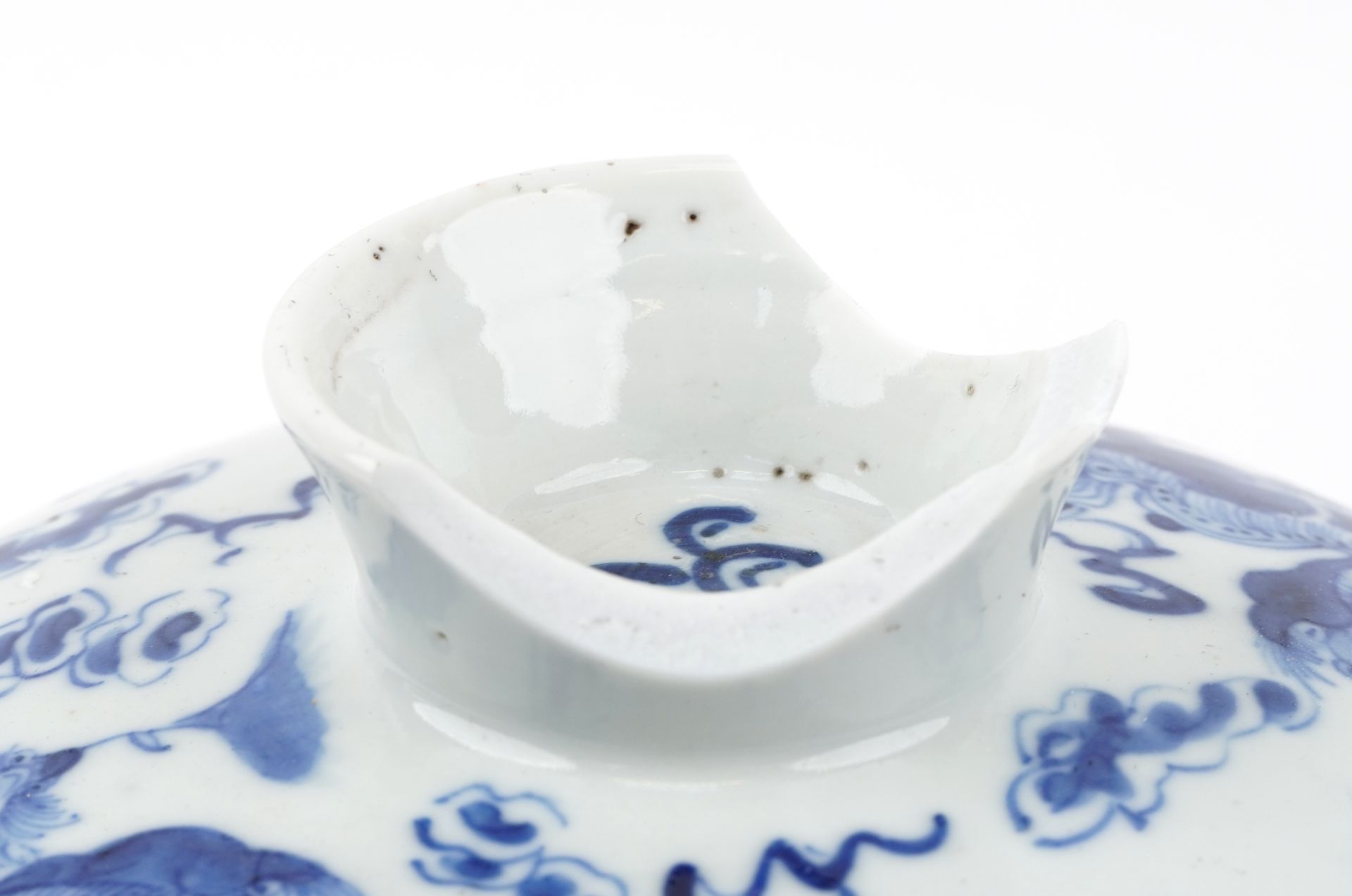 Unusually Large Chinese blue and white porcelain bowl and cover hand painted with qilins amongst - Bild 4 aus 5