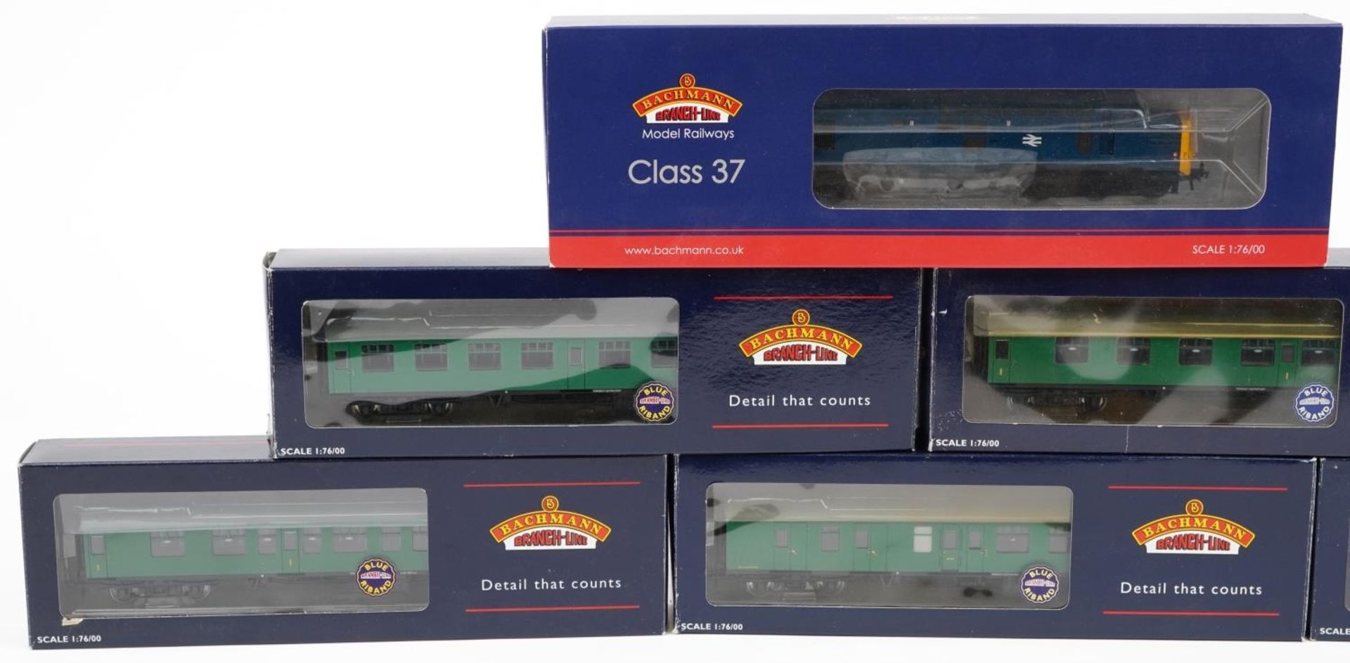 Bachmann Branch-Line OO gauge model railway with boxes comprising Class 37/O diesel locomotive and - Image 2 of 3