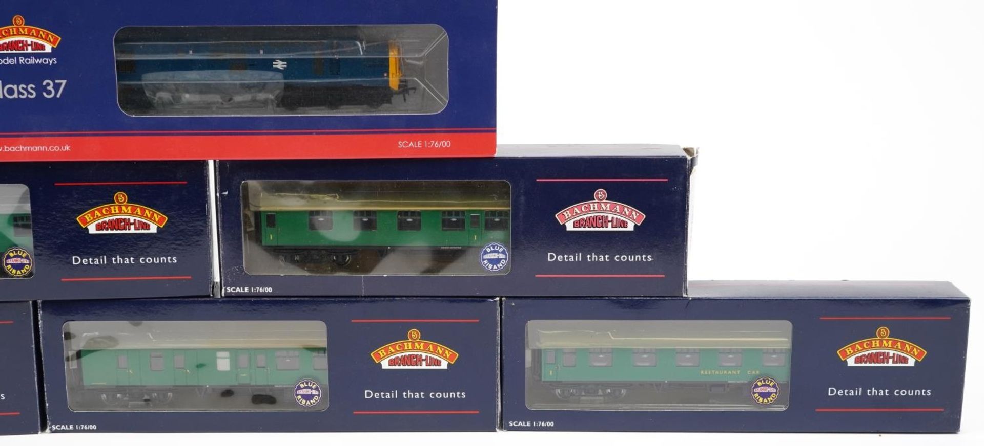 Bachmann Branch-Line OO gauge model railway with boxes comprising Class 37/O diesel locomotive and - Image 3 of 3