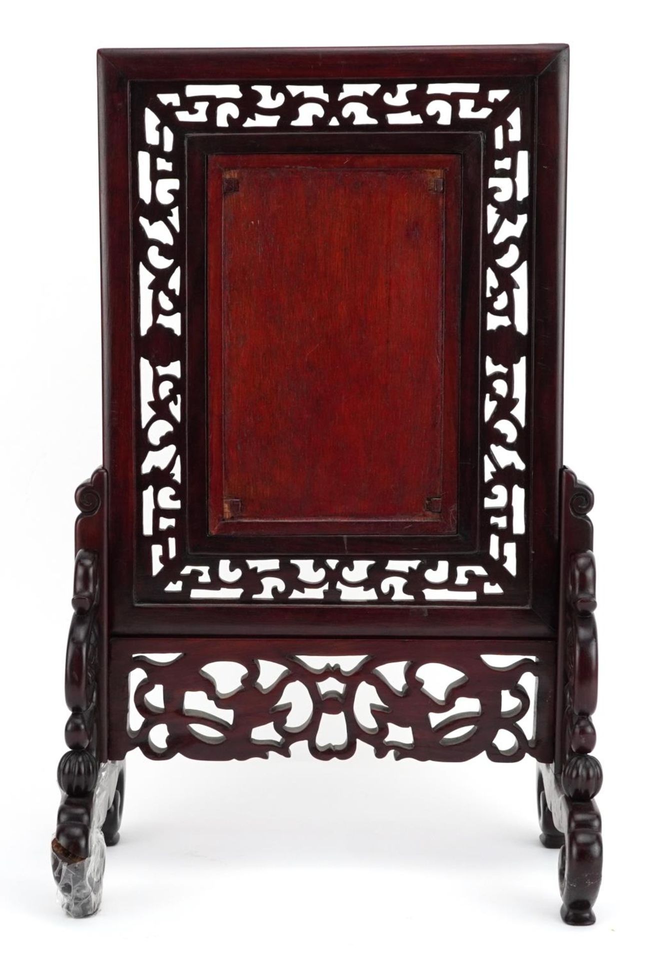 Chinese porcelain and carved hardwood table screen, the panel hand painted with two figures, 40cm - Bild 2 aus 2