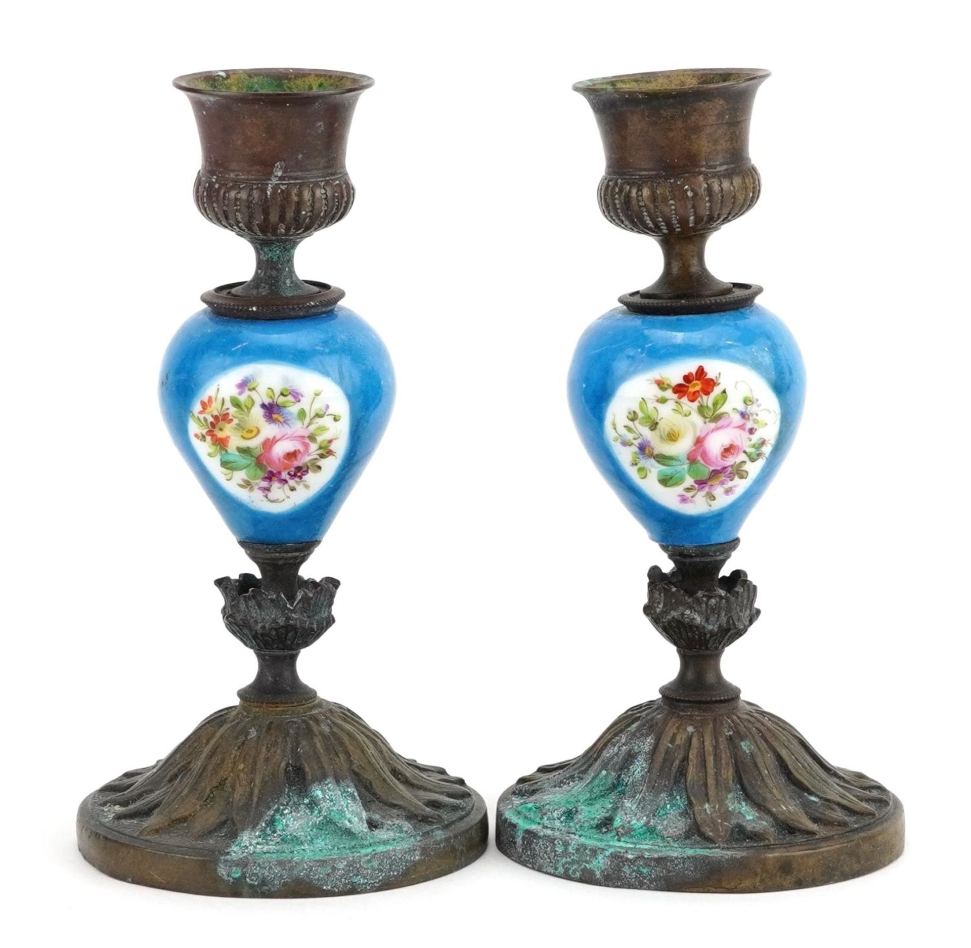 Pair of French style bronze candlesticks with Sevres type porcelain columns hand painted with - Bild 2 aus 3