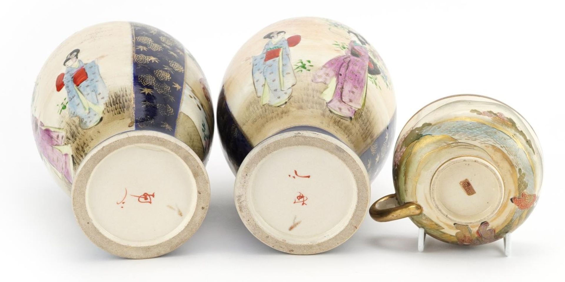 Pair of Japanese Satsuma pottery vases and a cup hand painted with figures in a landscape, the vases - Bild 3 aus 5