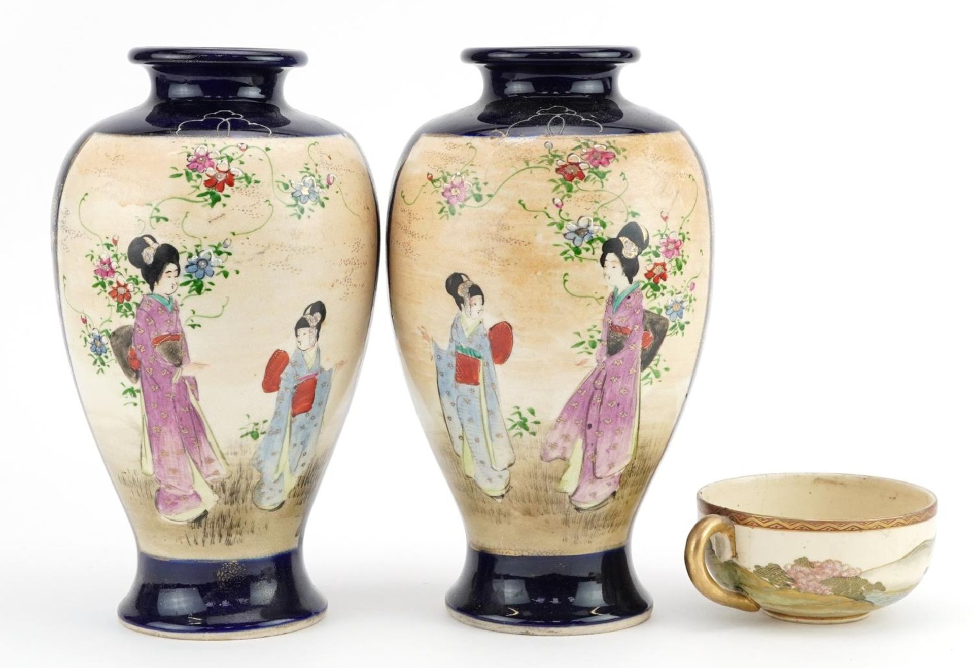 Pair of Japanese Satsuma pottery vases and a cup hand painted with figures in a landscape, the vases - Bild 2 aus 5