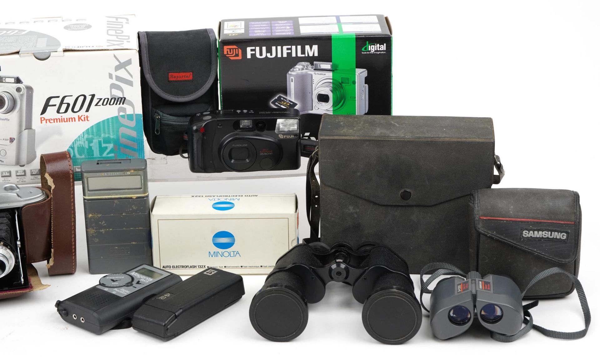 Vintage and later cameras and binoculars, some with boxes including Fujifilm FinePix F601, - Bild 3 aus 3