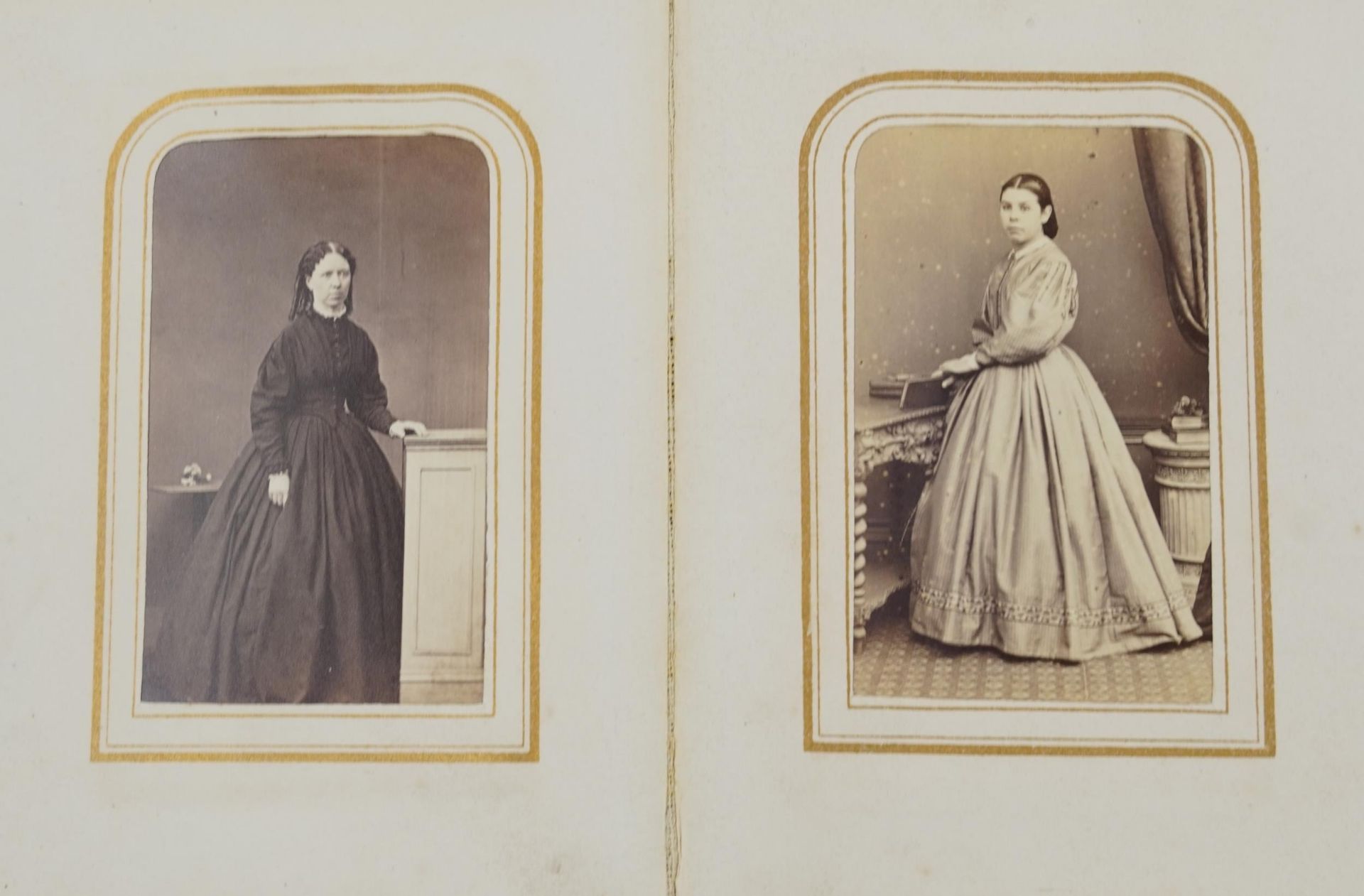 Collection of Victorian photographs, cabinet cards and cartes de visite arranged in three albums - Bild 13 aus 13