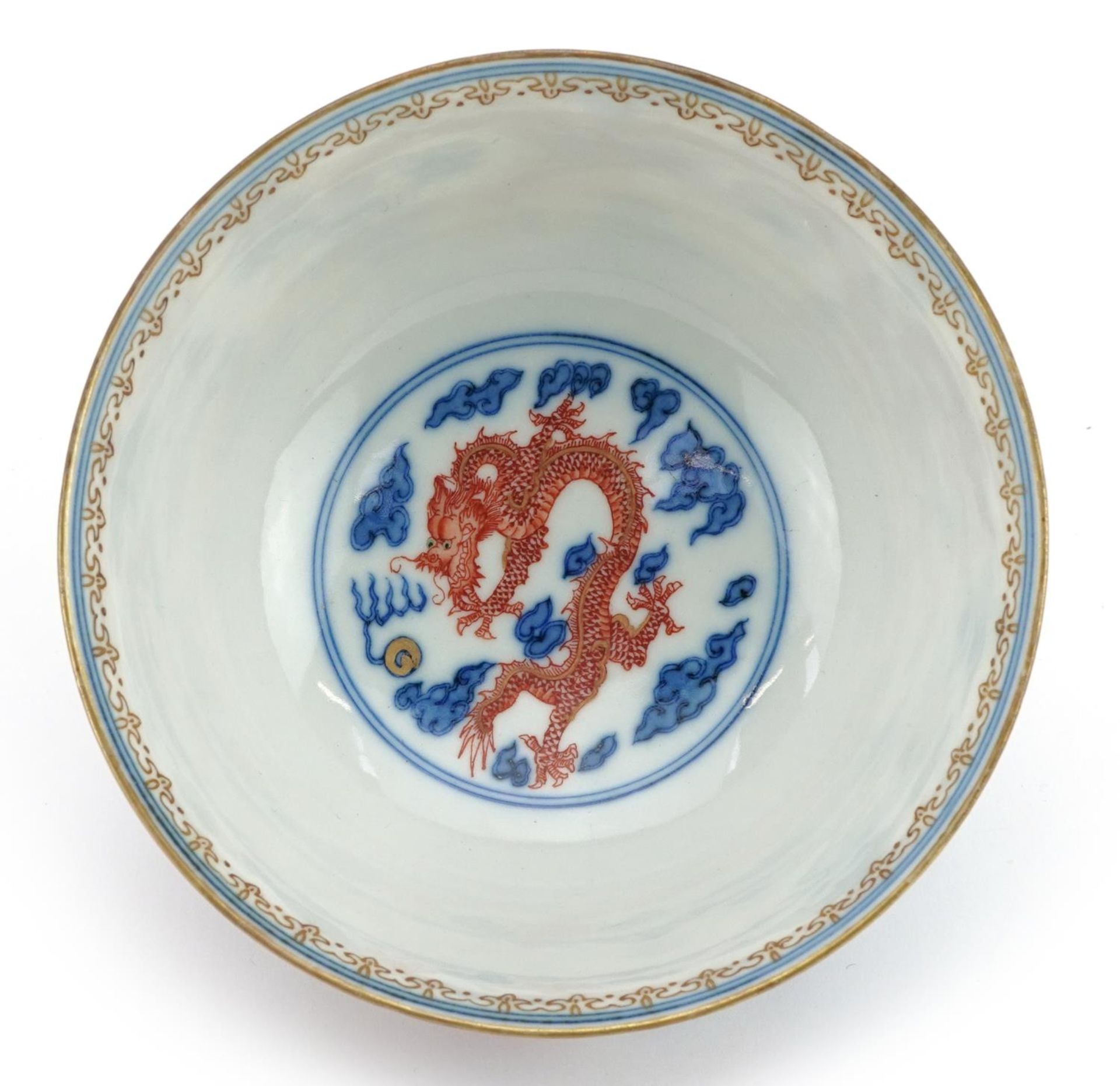 Chinese blue and white with iron red porcelain bowl hand painted with two dragons chasing the - Bild 3 aus 4