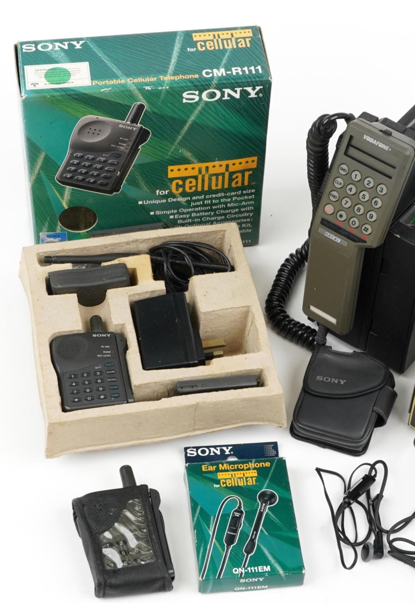 Vintage mobile phones including Vodafone VM1 and Sony CM-R11 : For further information on this lot - Bild 2 aus 6
