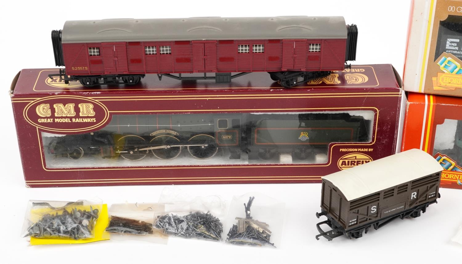 OO gauge model railway including GMR Castle Class locomotive with tender and box and Hornby GWR - Image 2 of 3