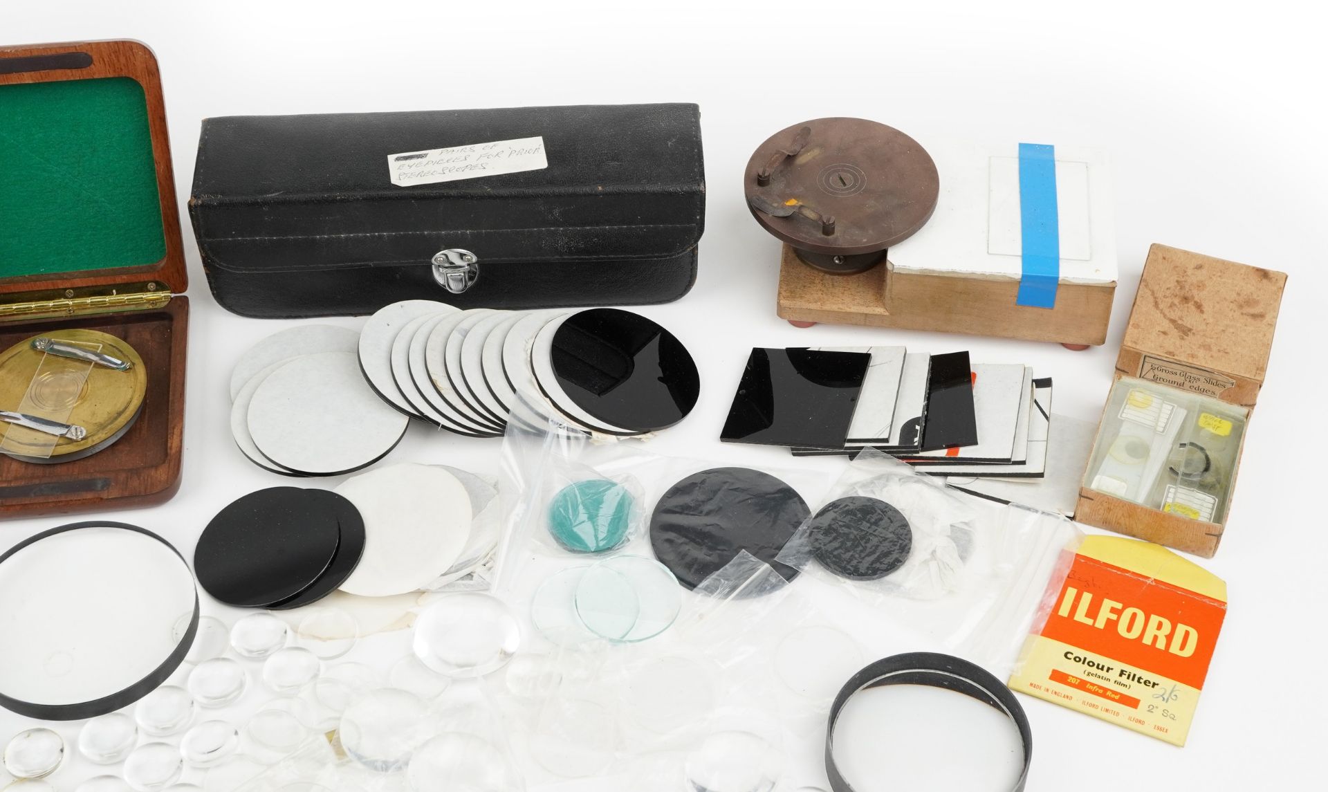 Collection of vintage and later optical accessories including lenses, reflector telescope - Bild 3 aus 5