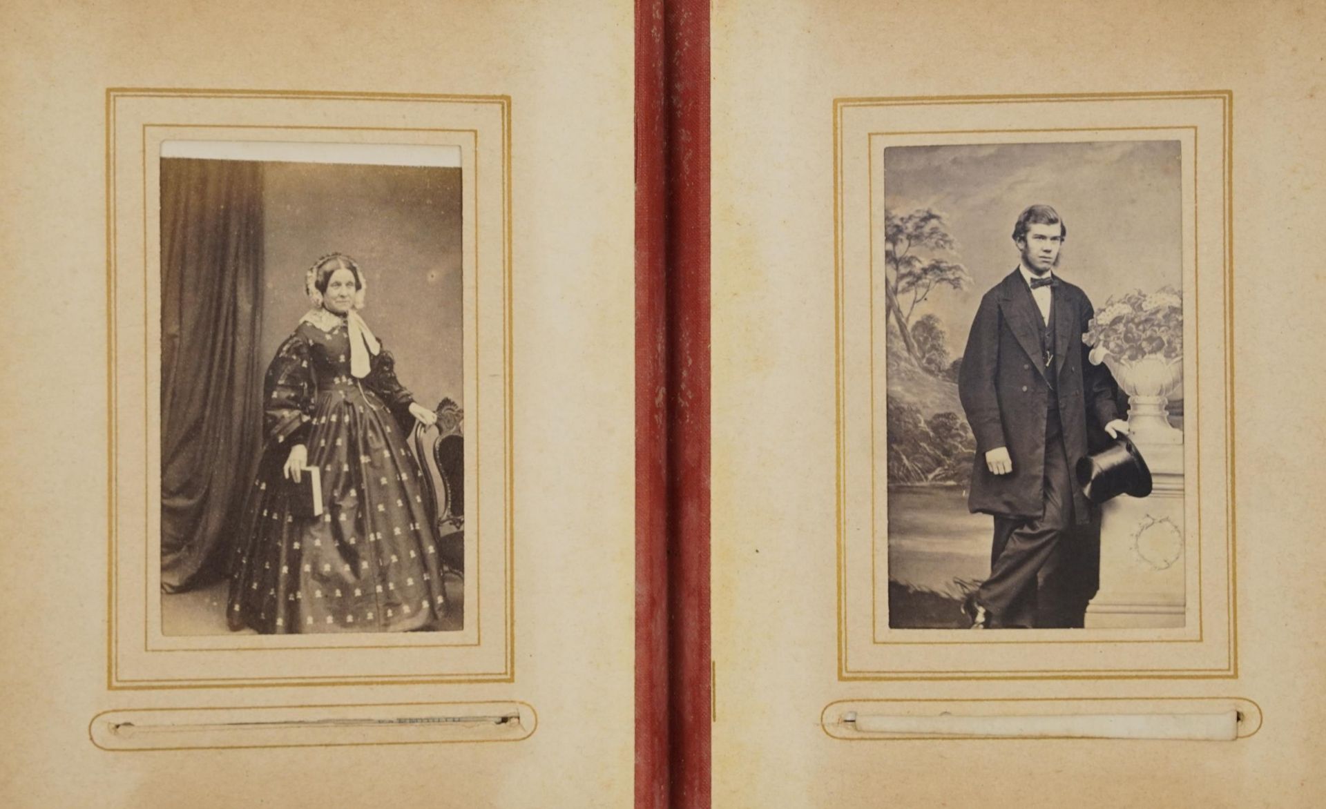 Collection of Victorian photographs, cabinet cards and cartes de visite arranged in three albums - Bild 9 aus 13