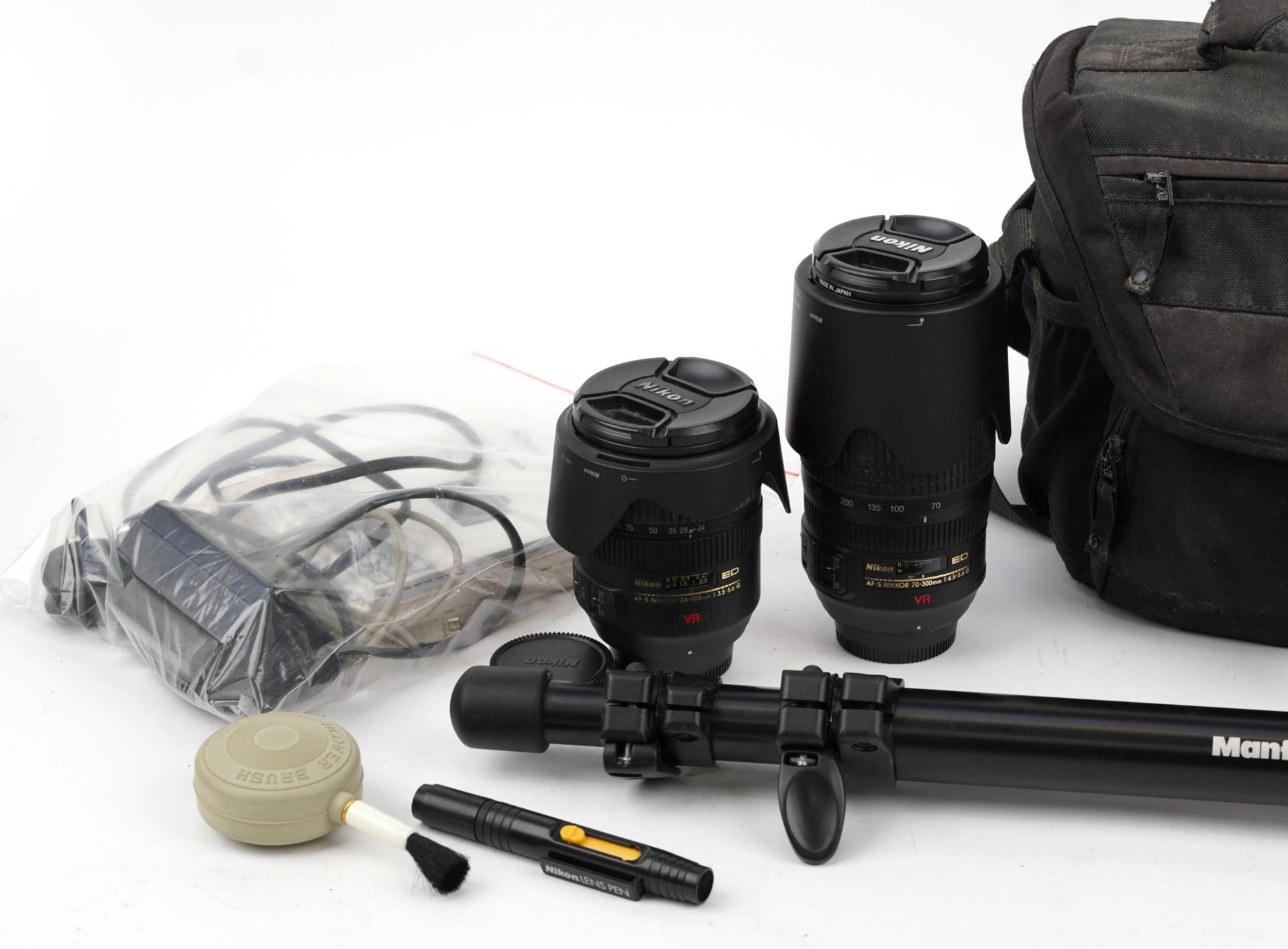 Nikon D700 camera outfit including Nikon SWM VR ED IF 67 and Nikon AF-S Nikor 24-120mm lenses : - Bild 2 aus 5