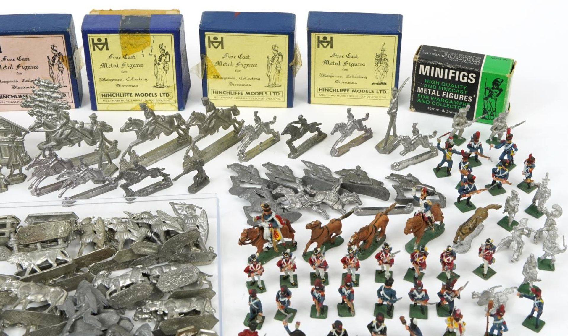 Large collection of miniature cast metal figures including soldiers and horses, some hand painted, - Bild 3 aus 7