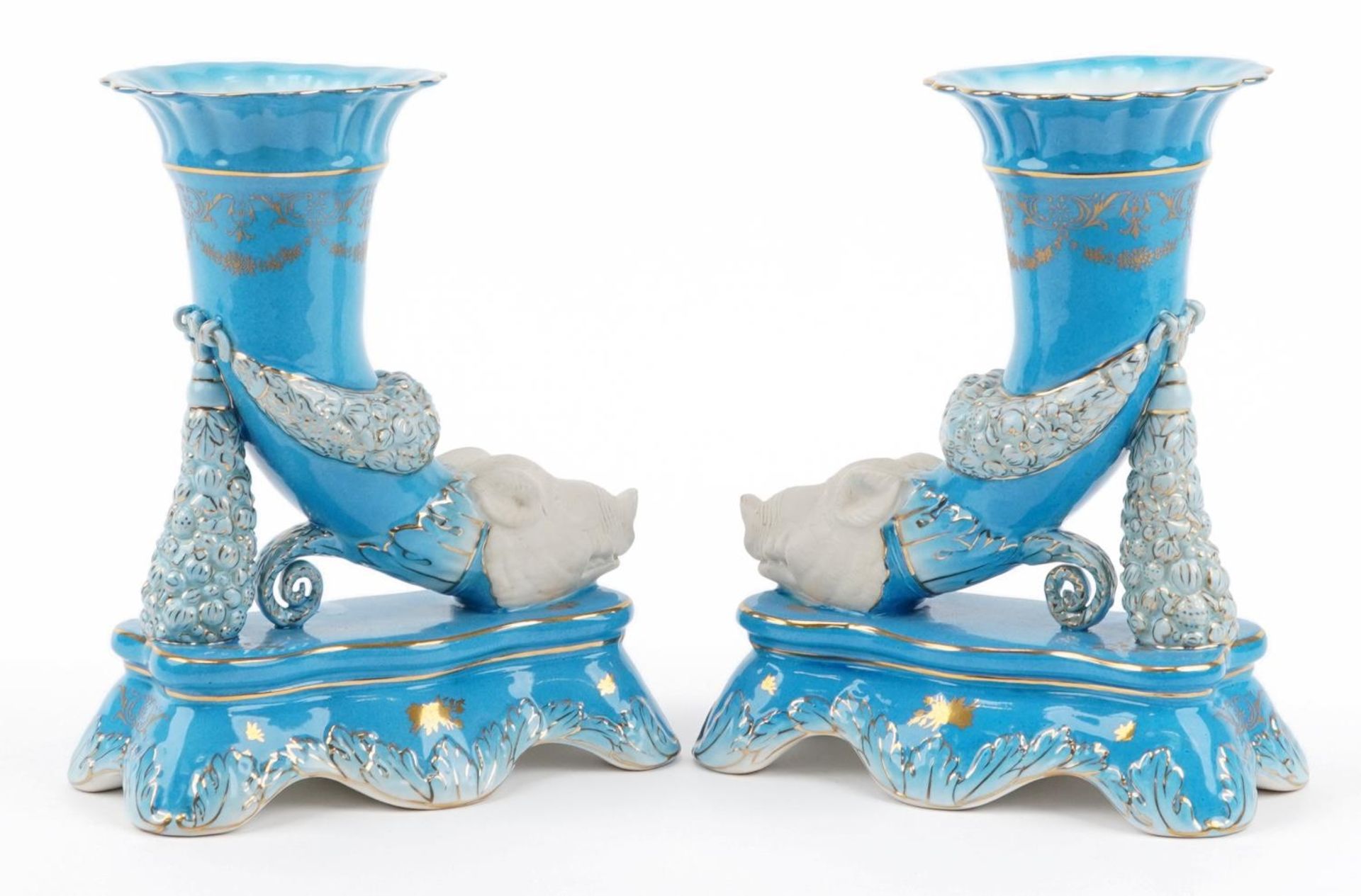 Manner of Sevres, pair of continental porcelain cornucopia vases in the form of wild boars, each - Bild 2 aus 4