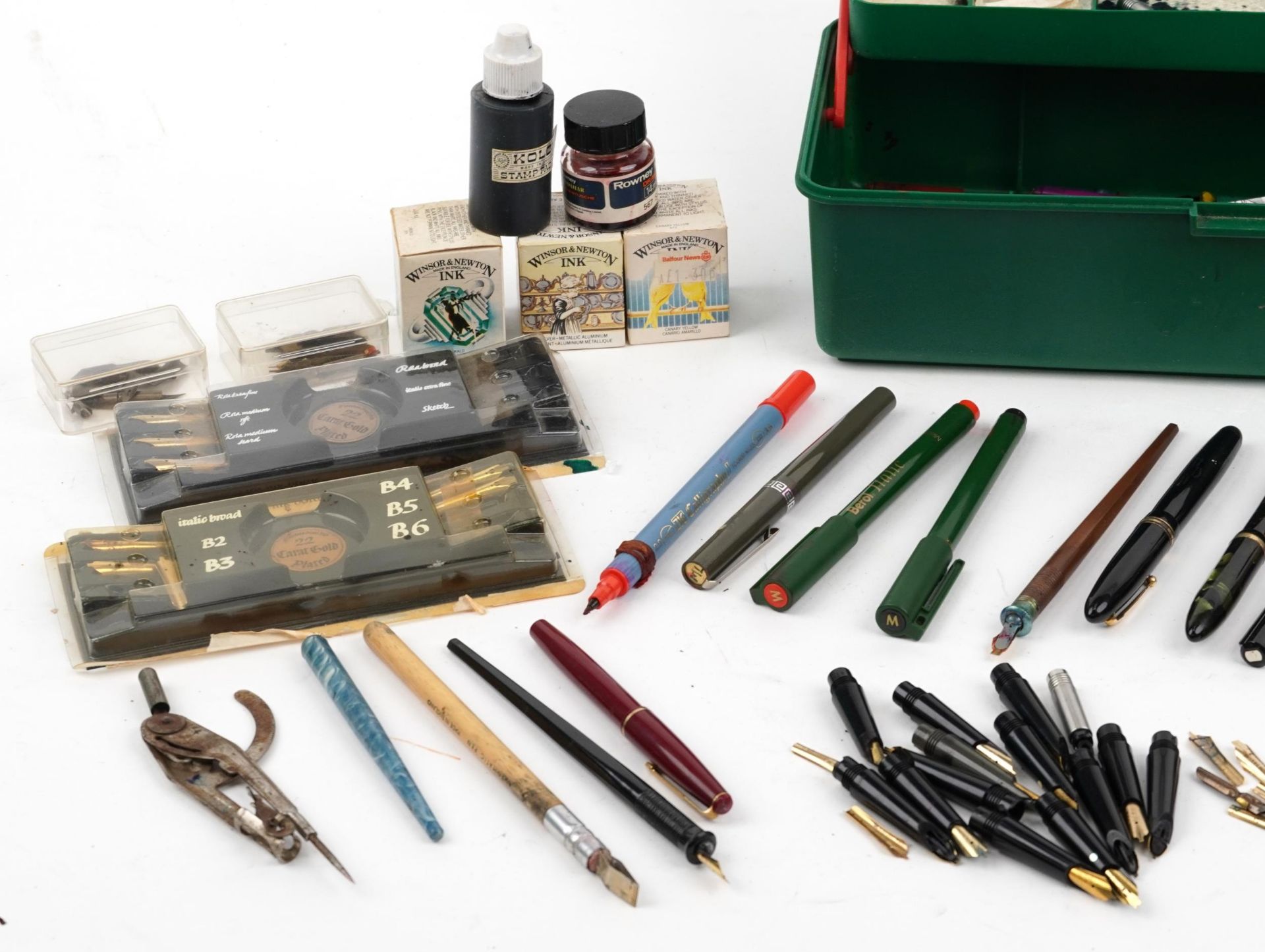 Vintage and later pens and accessories including Sheaffer green marbleised fountain pen, Parker, dip - Bild 2 aus 4
