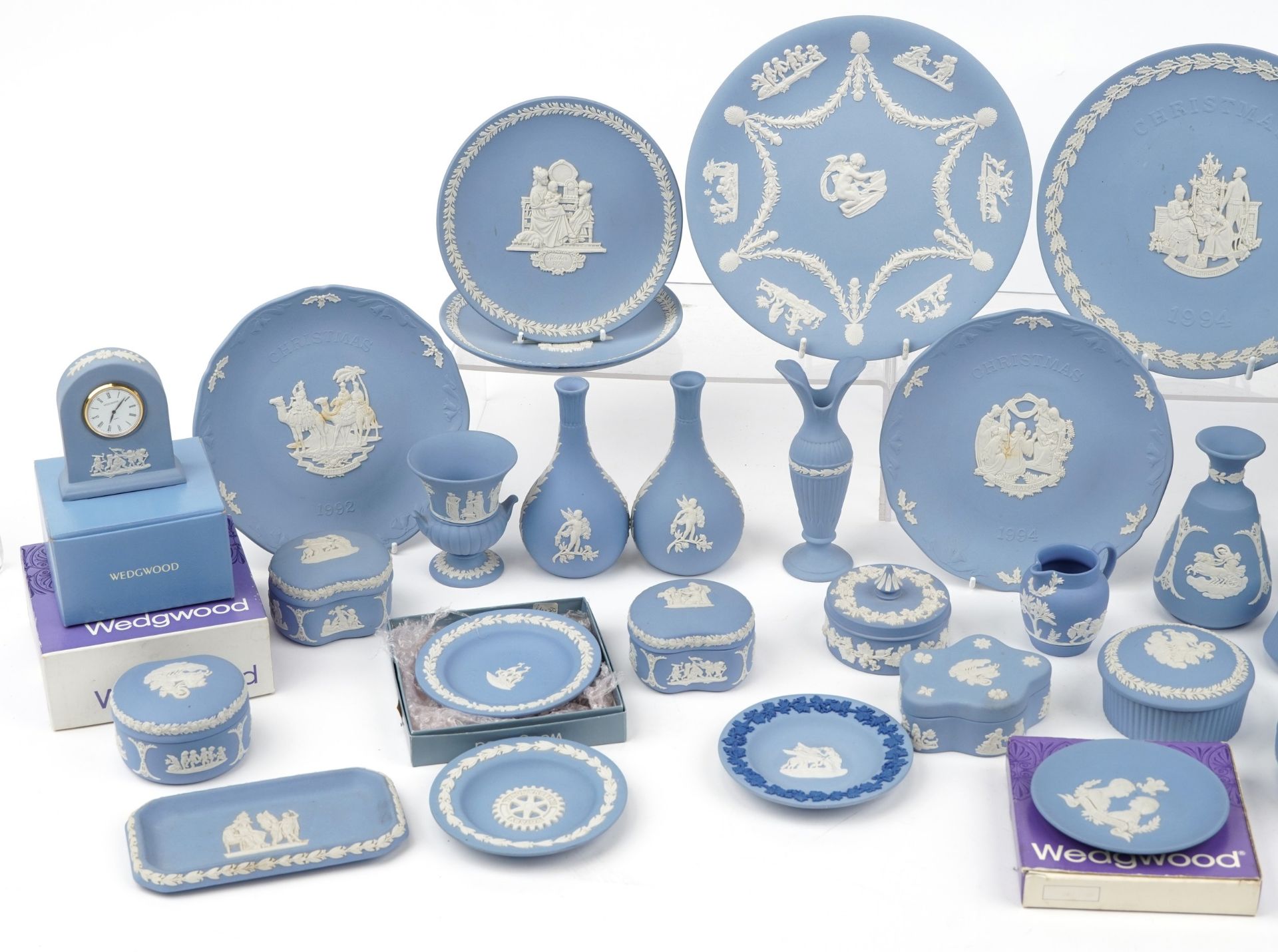 Collection of Wedgwood blue and white Jasperware, some with boxes, including vases, Christmas - Bild 2 aus 4