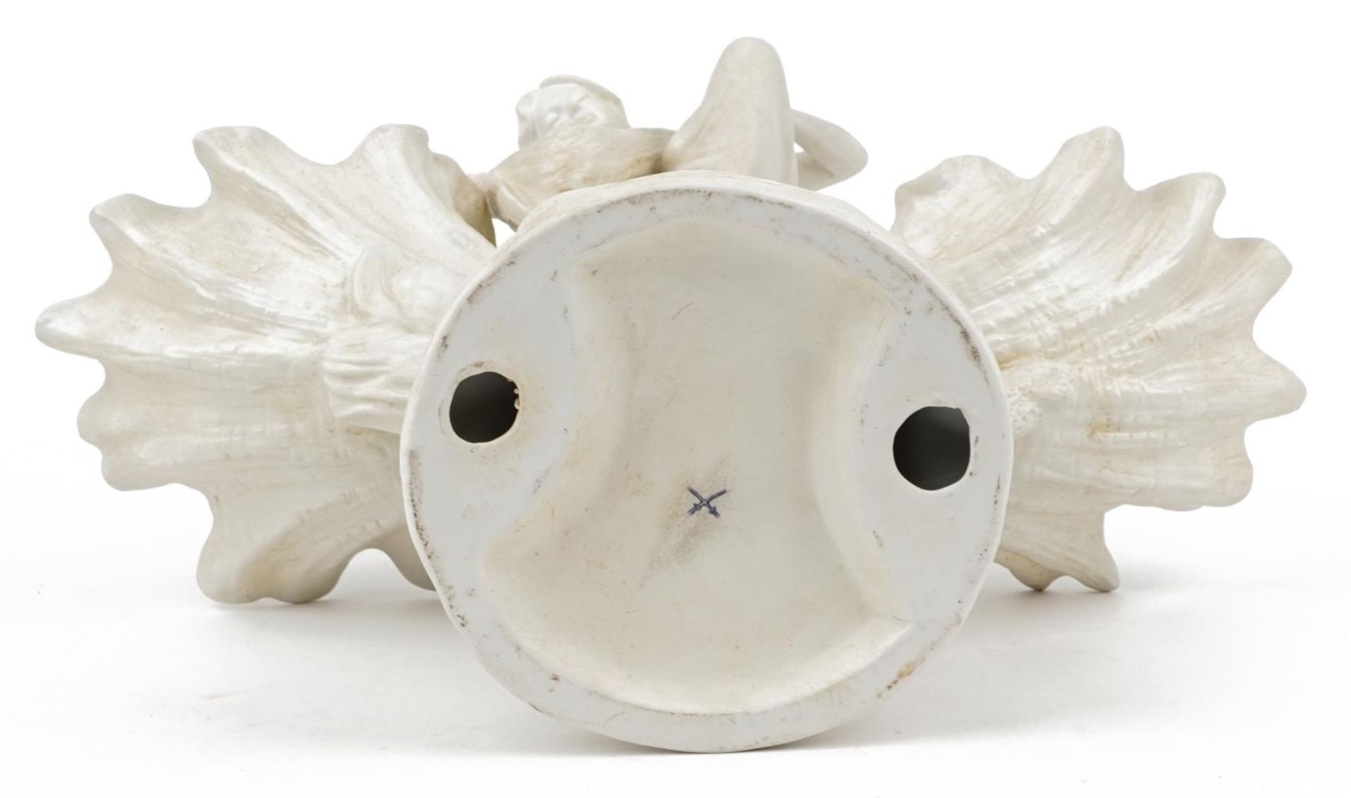 Continental Parian style centrepiece of a female with two shells, blue crossed sword marks to the - Bild 3 aus 4