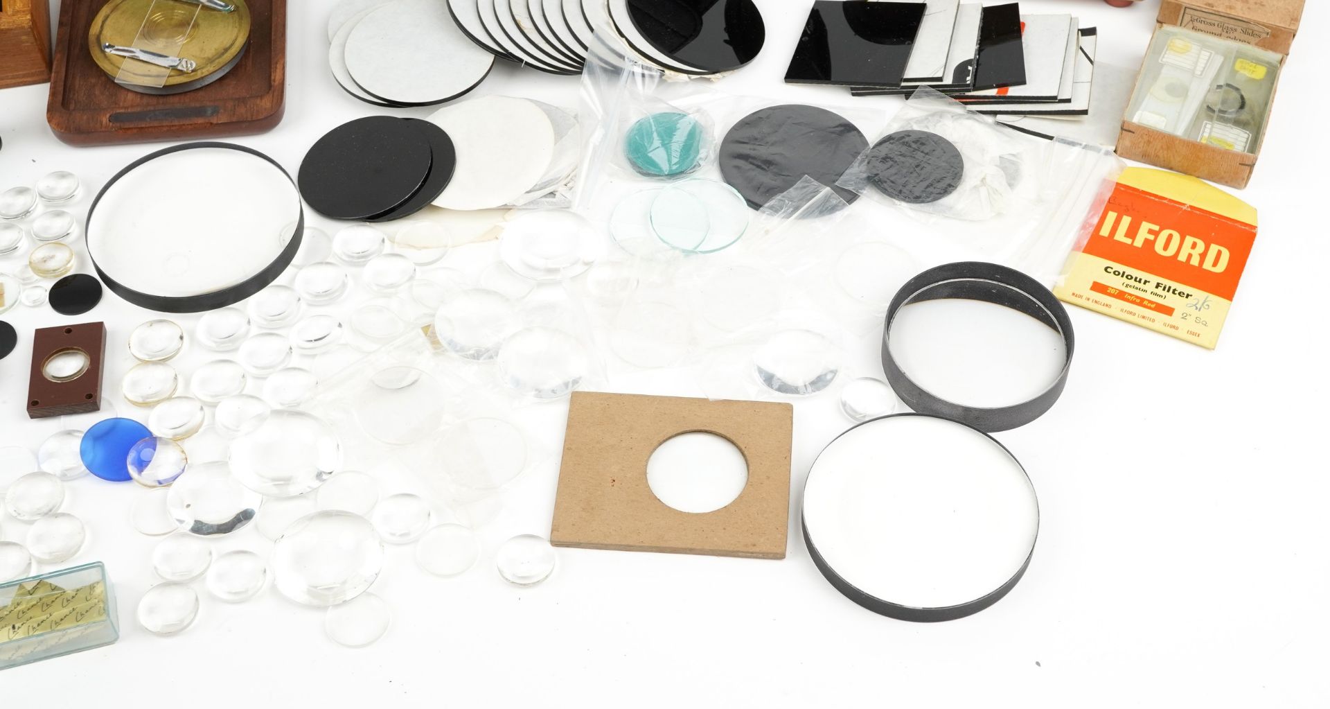 Collection of vintage and later optical accessories including lenses, reflector telescope - Bild 5 aus 5