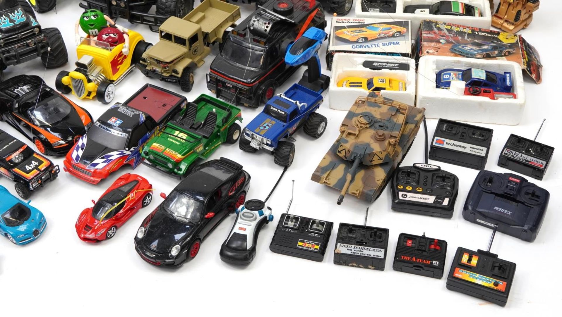 Large collection of vintage and later model remote control vehicles : For further information on - Bild 5 aus 5