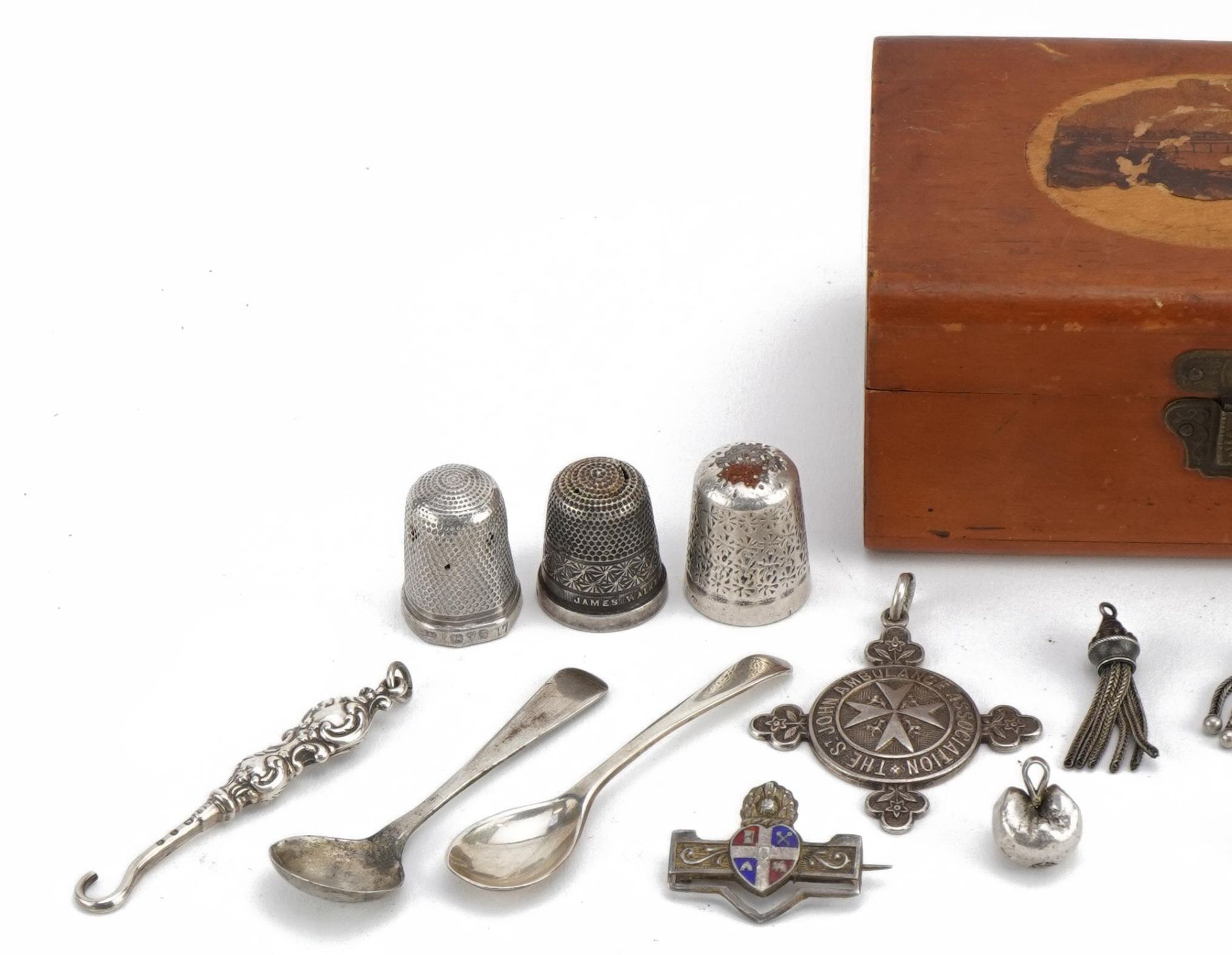 Georgian and later silver objects including a pair of George IV sugar tongs, miniature buttonhook, - Bild 2 aus 4