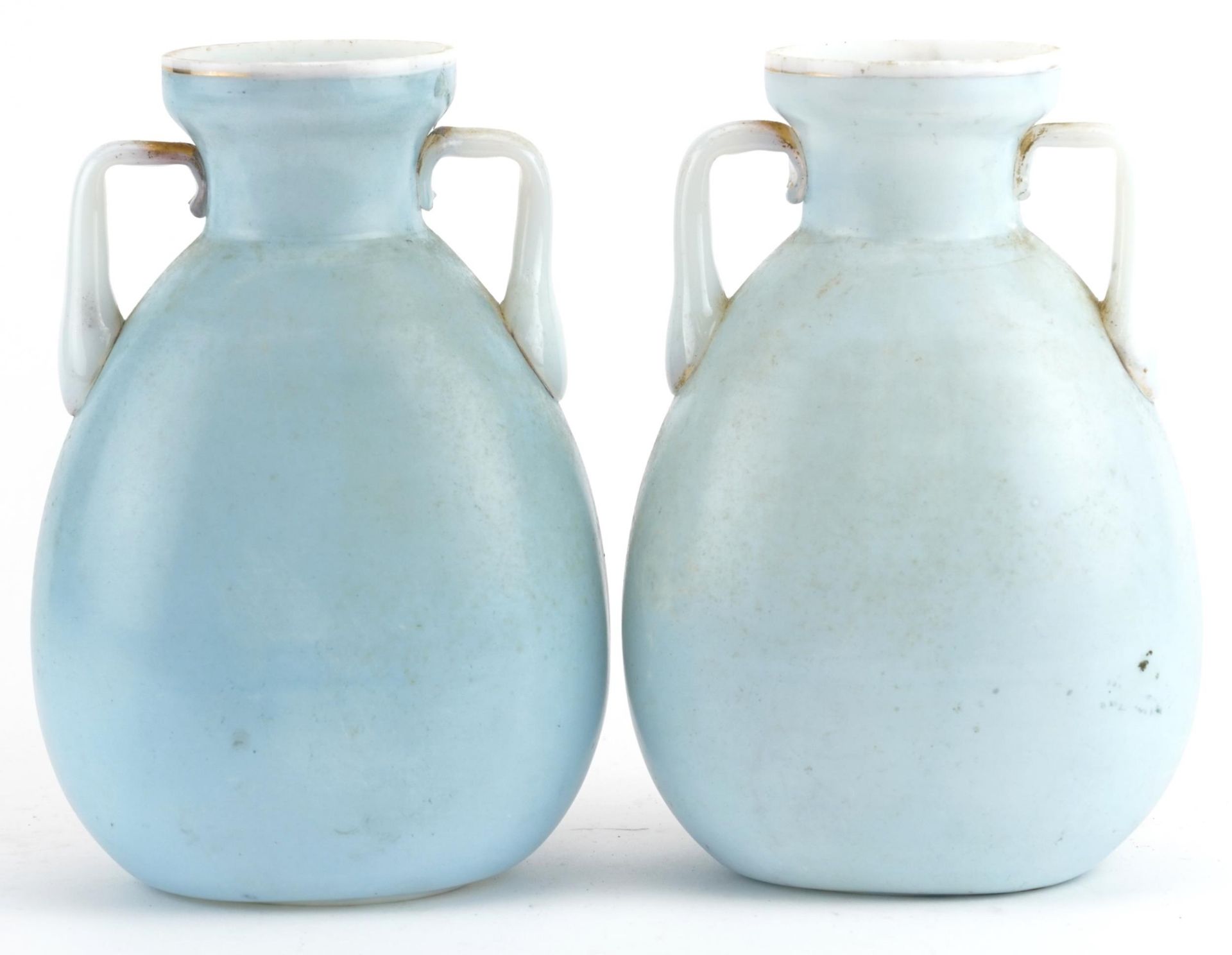 Pair of 19th century opaline glass vases with twin handles, each hand painted with flowers, 17cm - Bild 2 aus 5