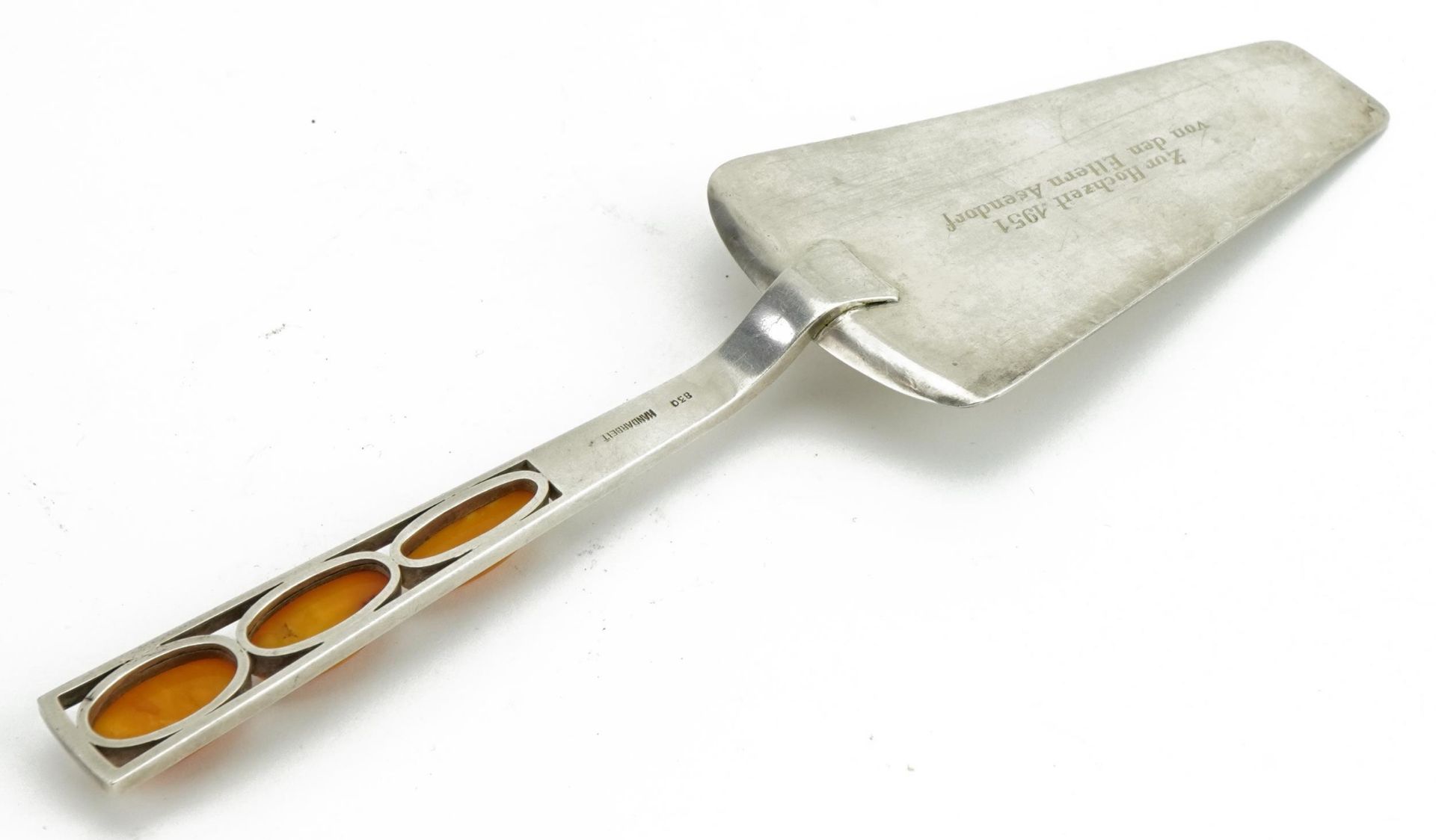 German 830 grade silver wedding cake slice, the handle set with butterscotch amber cabochons, 22cm - Image 2 of 4