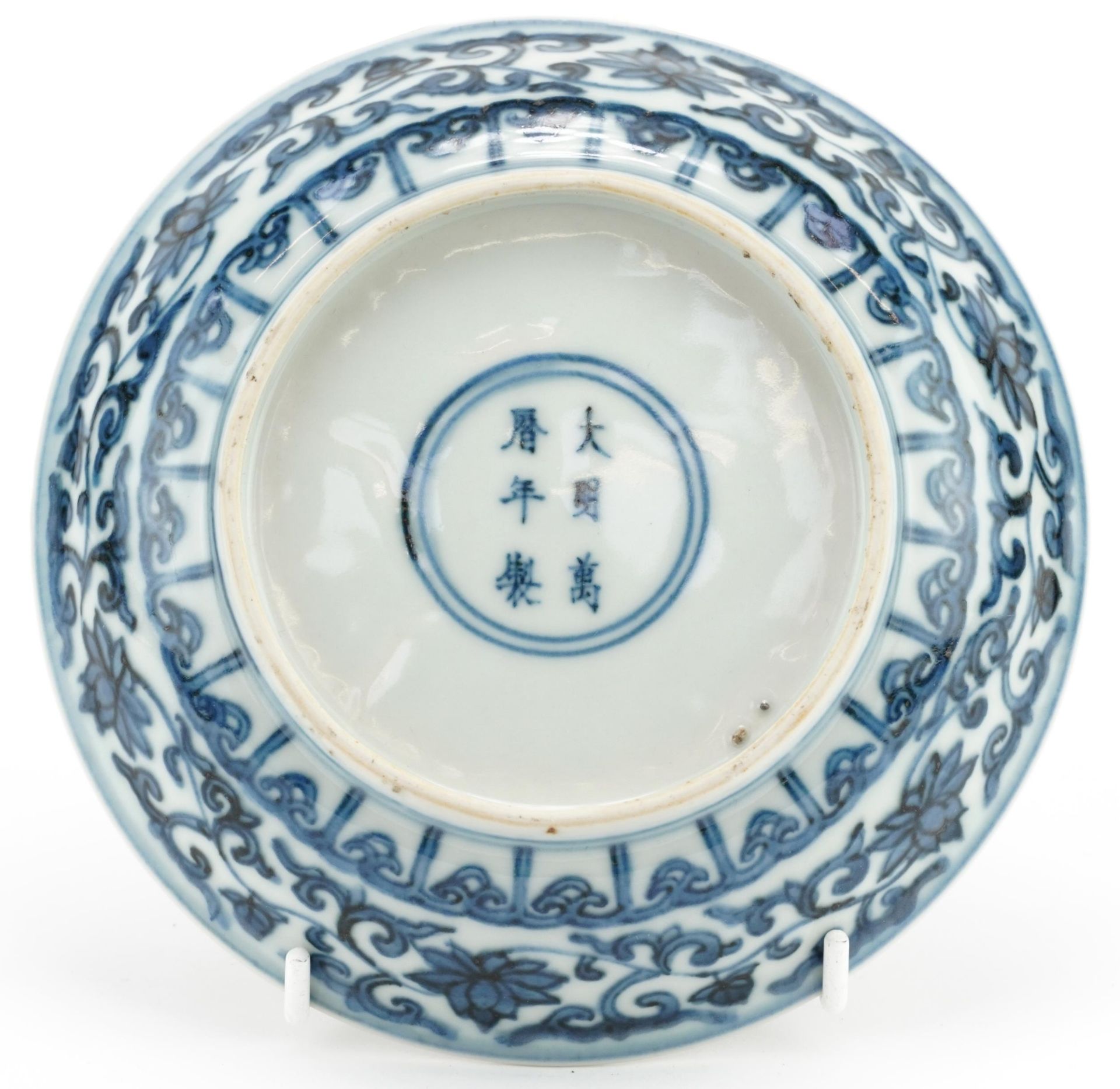 Chinese blue and white porcelain dish hand painted with flowers, six figure character marks to the - Bild 2 aus 3