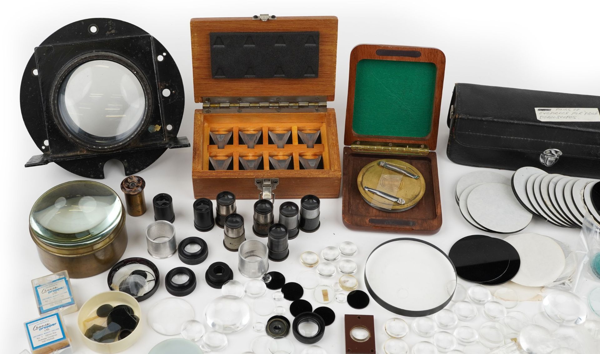 Collection of vintage and later optical accessories including lenses, reflector telescope - Bild 2 aus 5