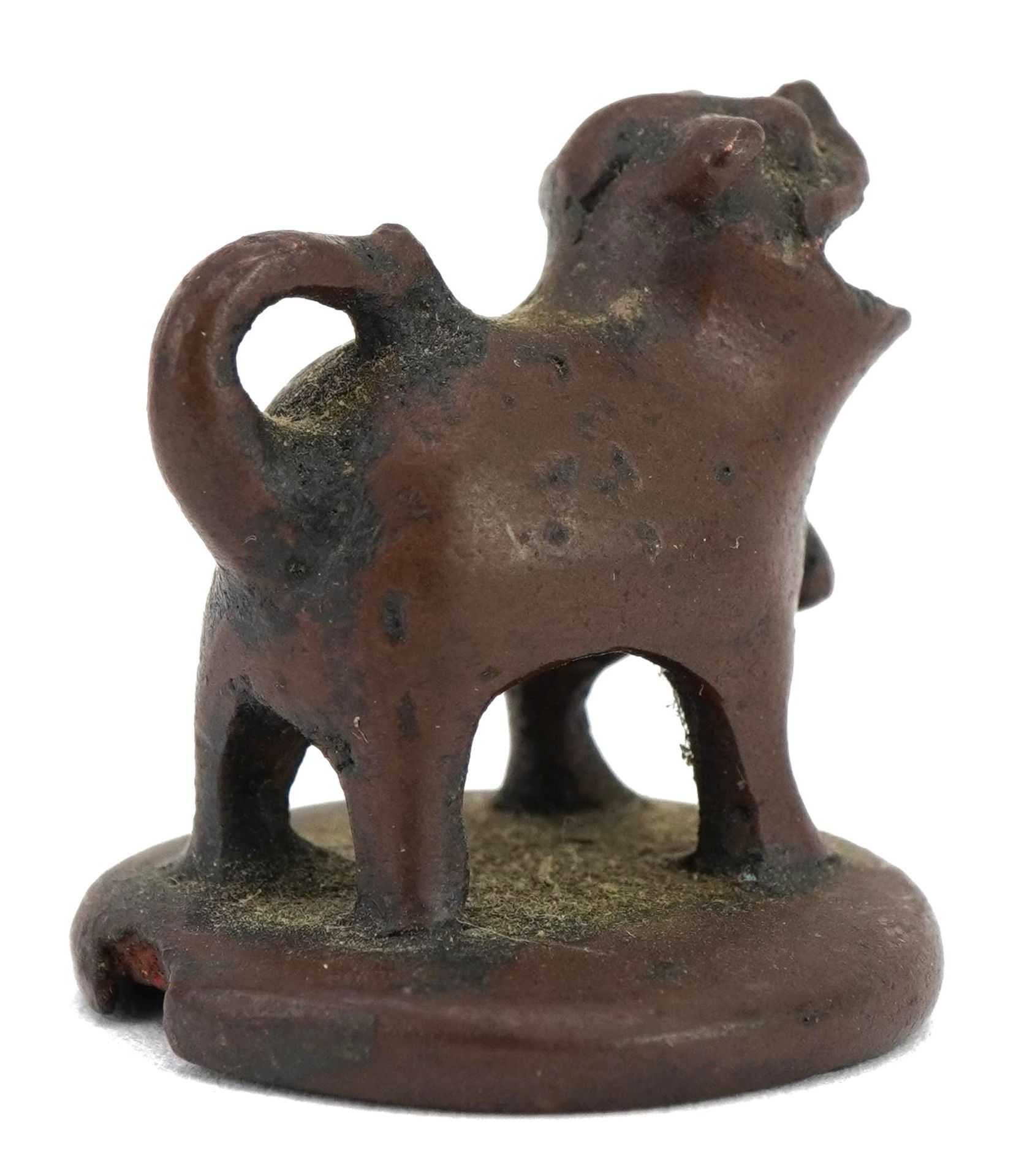 Antique Chinese patinated bronze seal in the form of a mythical animal, 2.5cm high : For further - Image 2 of 3