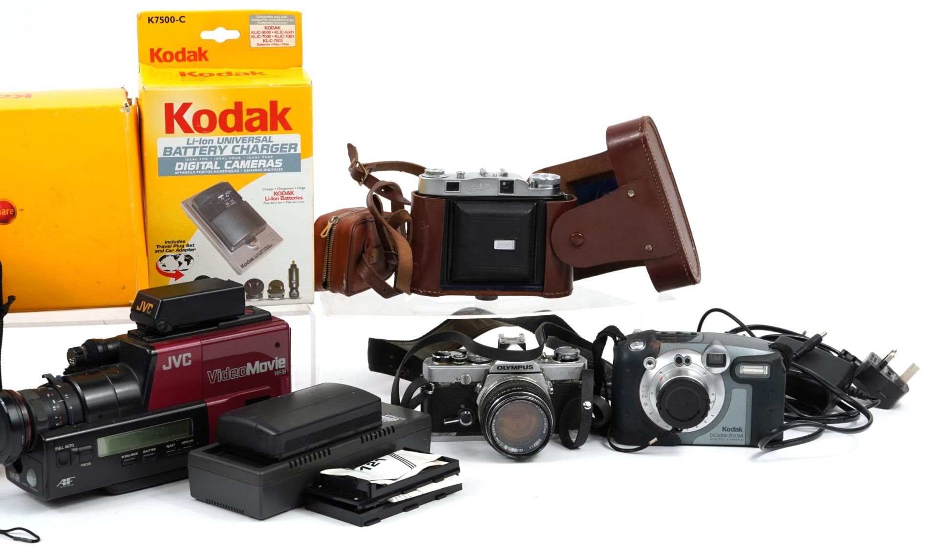 Vintage and later cameras, lenses and accessories including Olympus OM1, Balda, Hanimex 80-200mm - Bild 4 aus 4