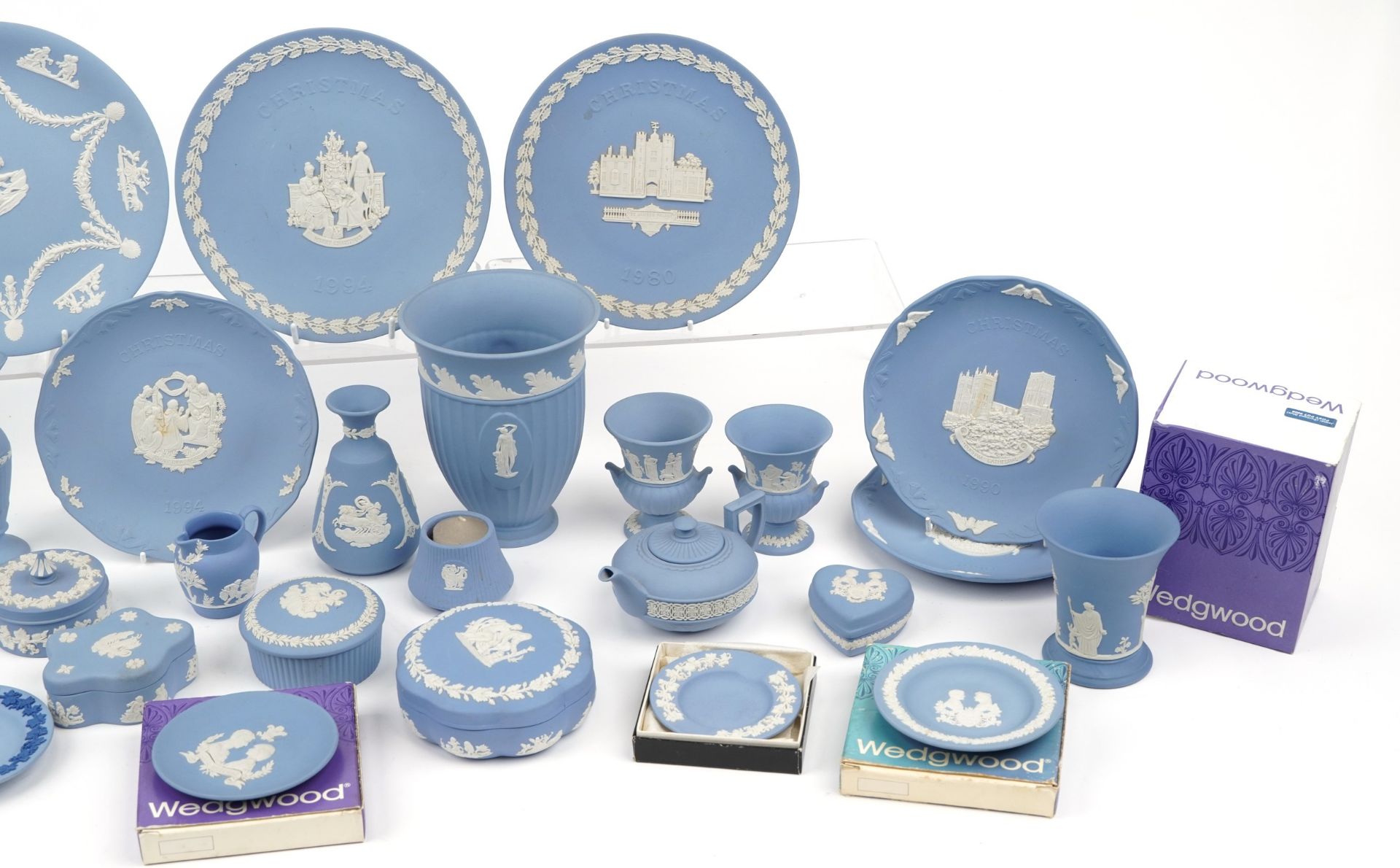 Collection of Wedgwood blue and white Jasperware, some with boxes, including vases, Christmas - Bild 3 aus 4