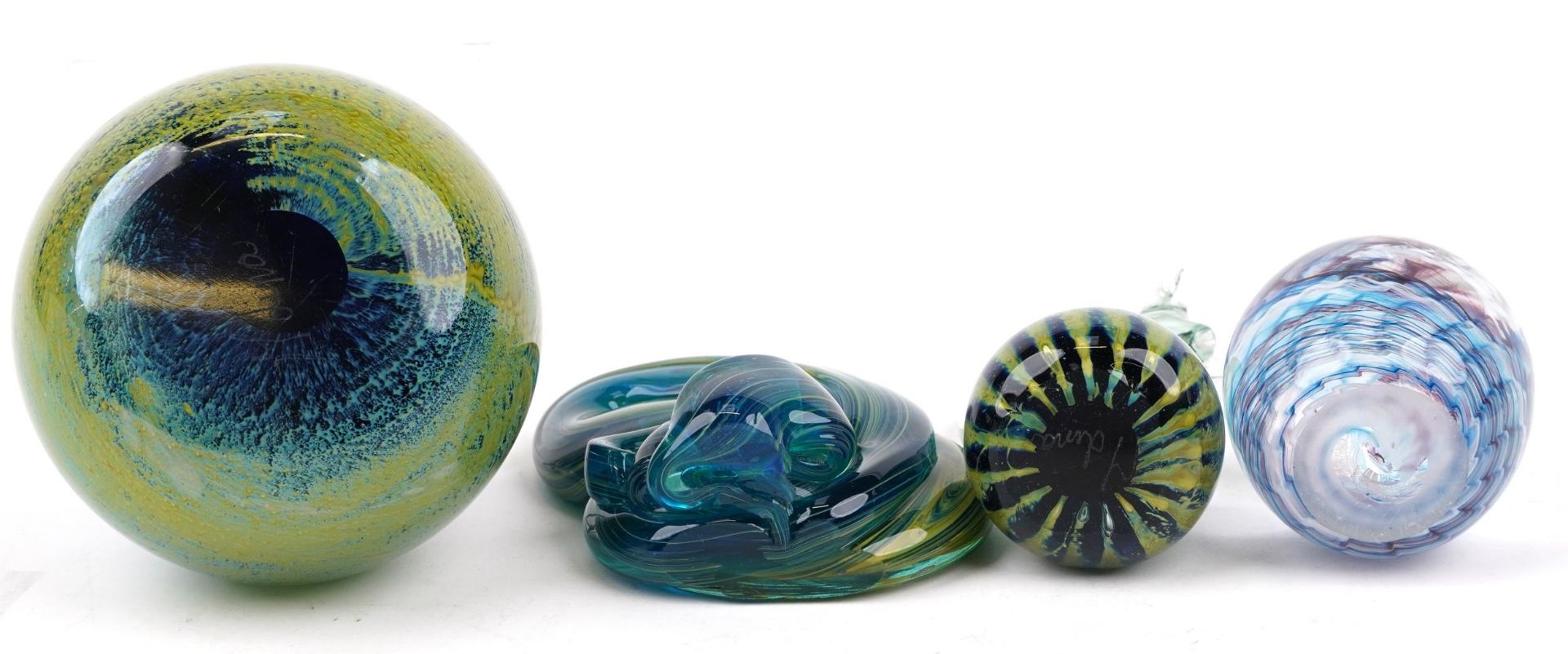 Three Mdina glass paperweights including a seahorse and one other by Saunders & Wallace, the largest - Image 3 of 4
