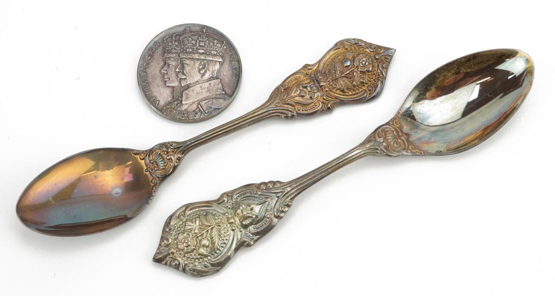 Two silver Franklin Mint Royal Prince William christening spoons with cases and a George V & Mary - Image 2 of 5